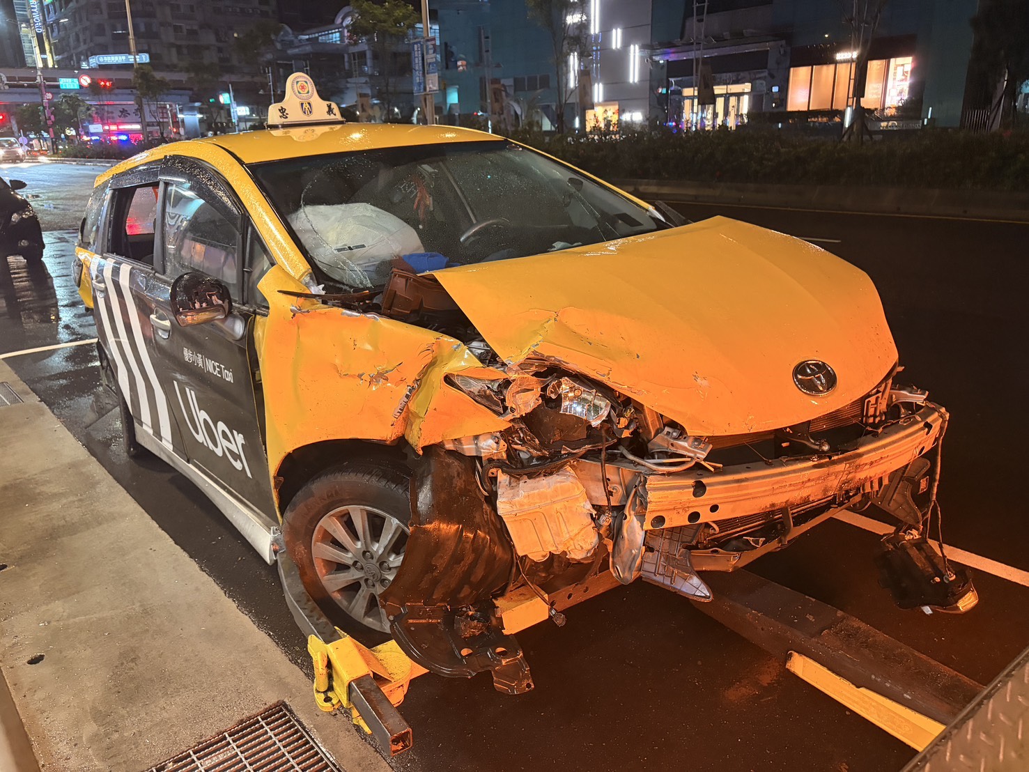 綠燈直行無端遭撞的王男因車體擠壓變形受困駕駛座，消防人員動用破壞器材才順利將其救出脫困。