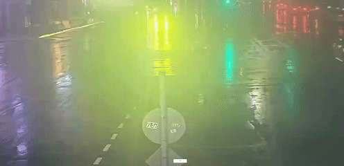 台北市大安區忠孝東路、復興南路口，今（24）日凌晨0時許發生1起嚴重的3車連環交通事故。