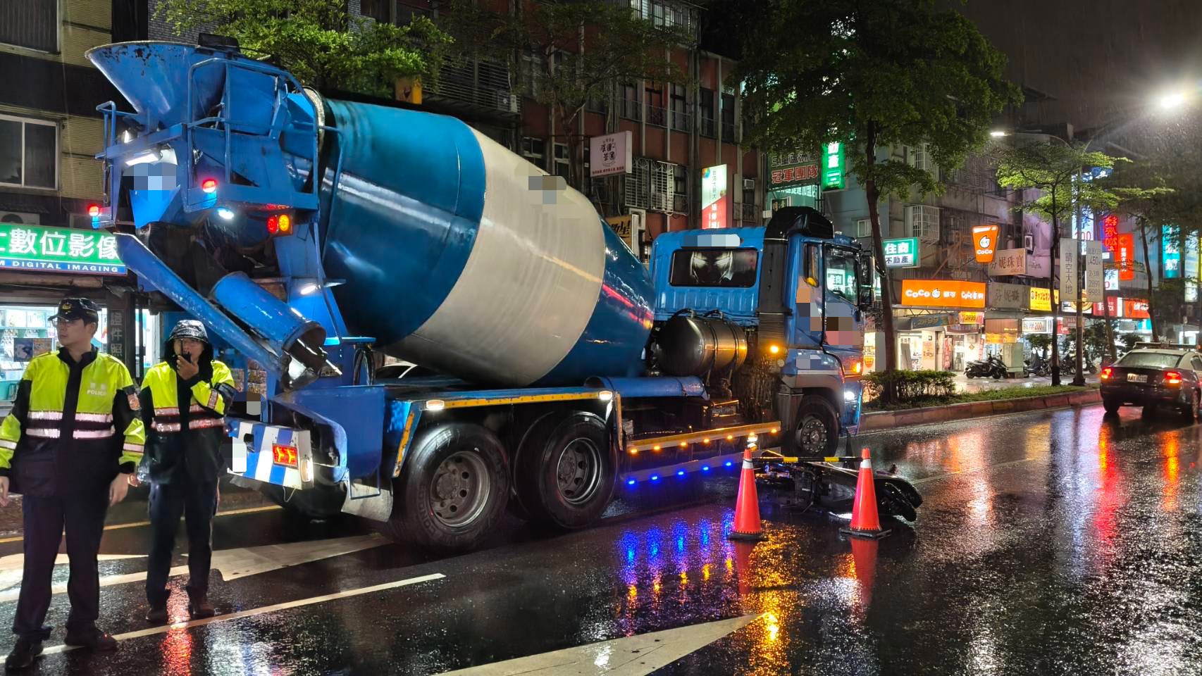 郭男騎乘普重機由三和路四段往三重方向行駛，行經事發地點時不慎打滑自摔，恰巧倒臥在一旁的同向水泥預拌車旁，一度讓後方目擊民眾誤以為騎士遭到重車輾壓。