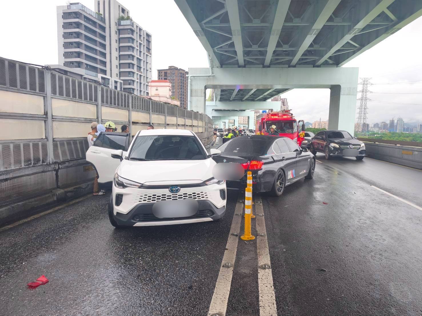 39歲黃姓男子駕駛自小客車，行駛於水源快速道路南往北第2車道，行經景福街匝道往師大路方向時，車輛不明原因失控打滑，當場撞上正常行駛在第3車道、由41歲劉姓男子駕駛的自小客車後車尾。