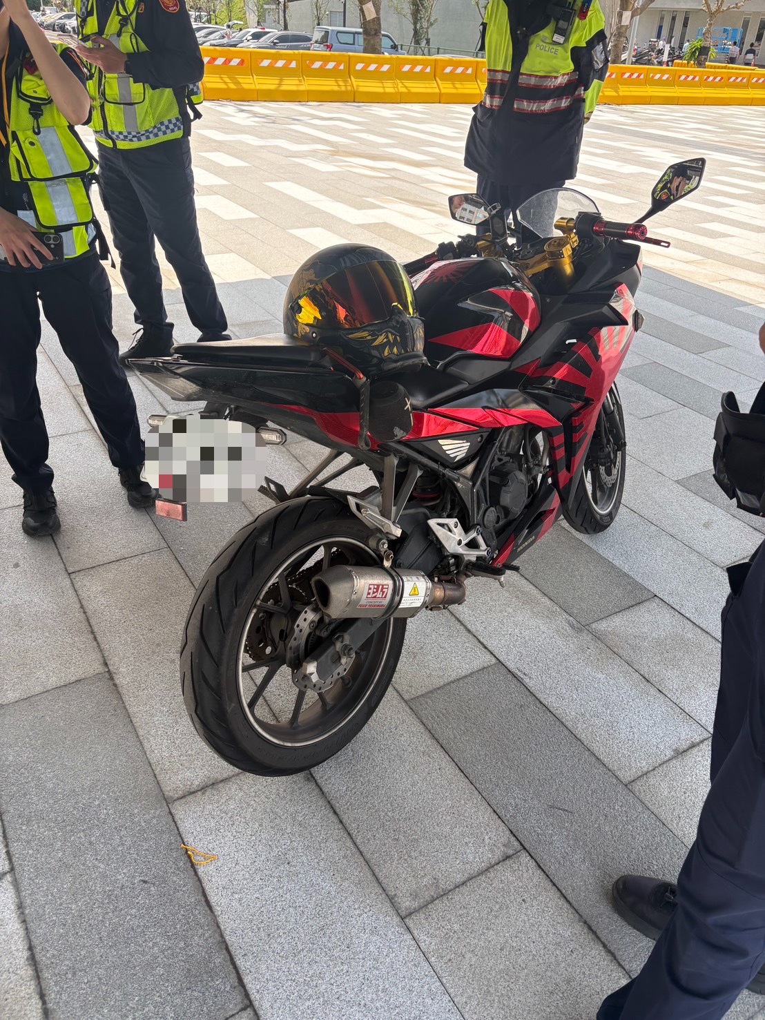 單男騎乘機車沿台64線接台61線，強行闖入管制中、尚未開放通行的淡江大橋。