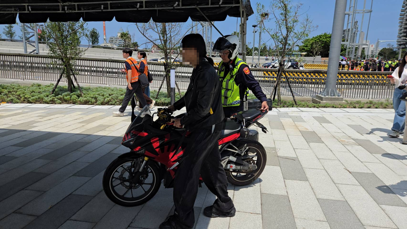 24歲單姓男子騎乘白牌普通重型機車，硬闖尚未開放的橋面，甚至違規騎進汽車專用的快車道。