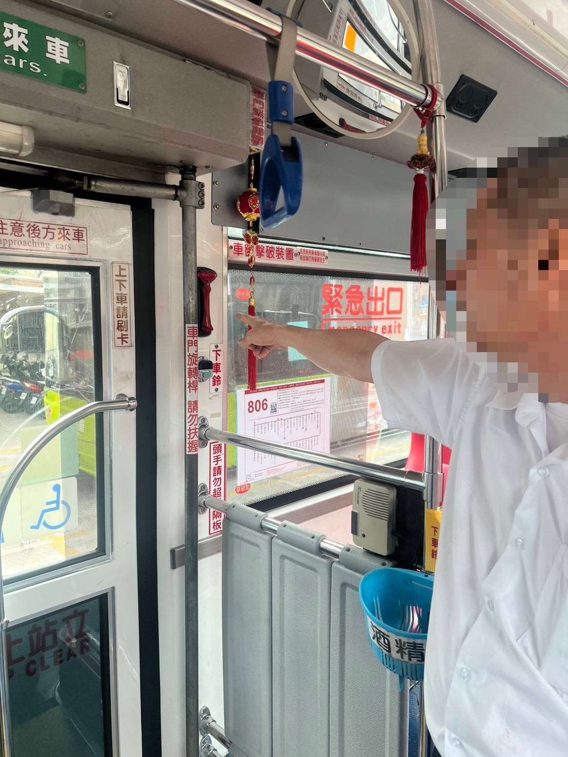 黃翁從前門上車並往車廂後方走去,卻在公車剛準備起步尚未開動時突然折返,抄起緊急逃生用的破窗器就朝司機頭部狂砸。