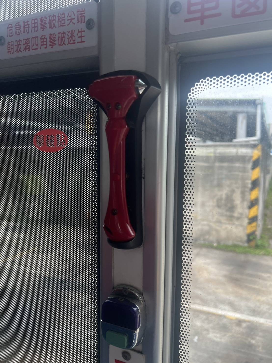 黃翁從前門上車並往車廂後方走去,卻在公車剛準備起步尚未開動時突然折返,抄起緊急逃生用的破窗器就朝司機頭部狂砸。