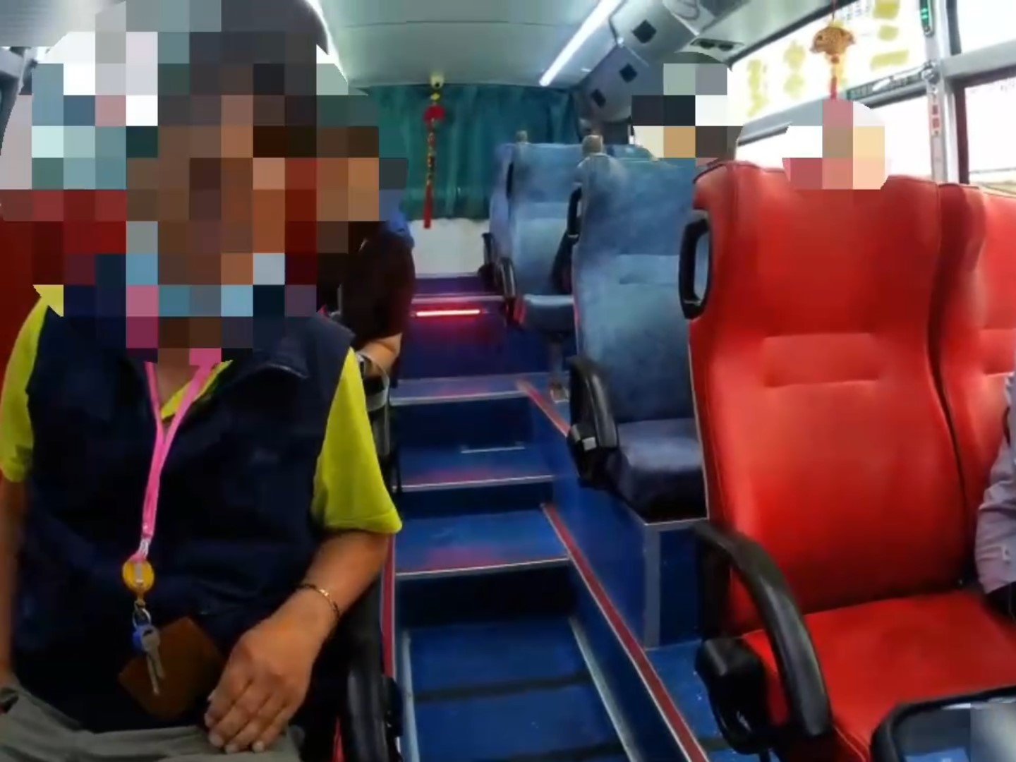 黃翁傷人後自顧自走到公車後方座位安然坐定。