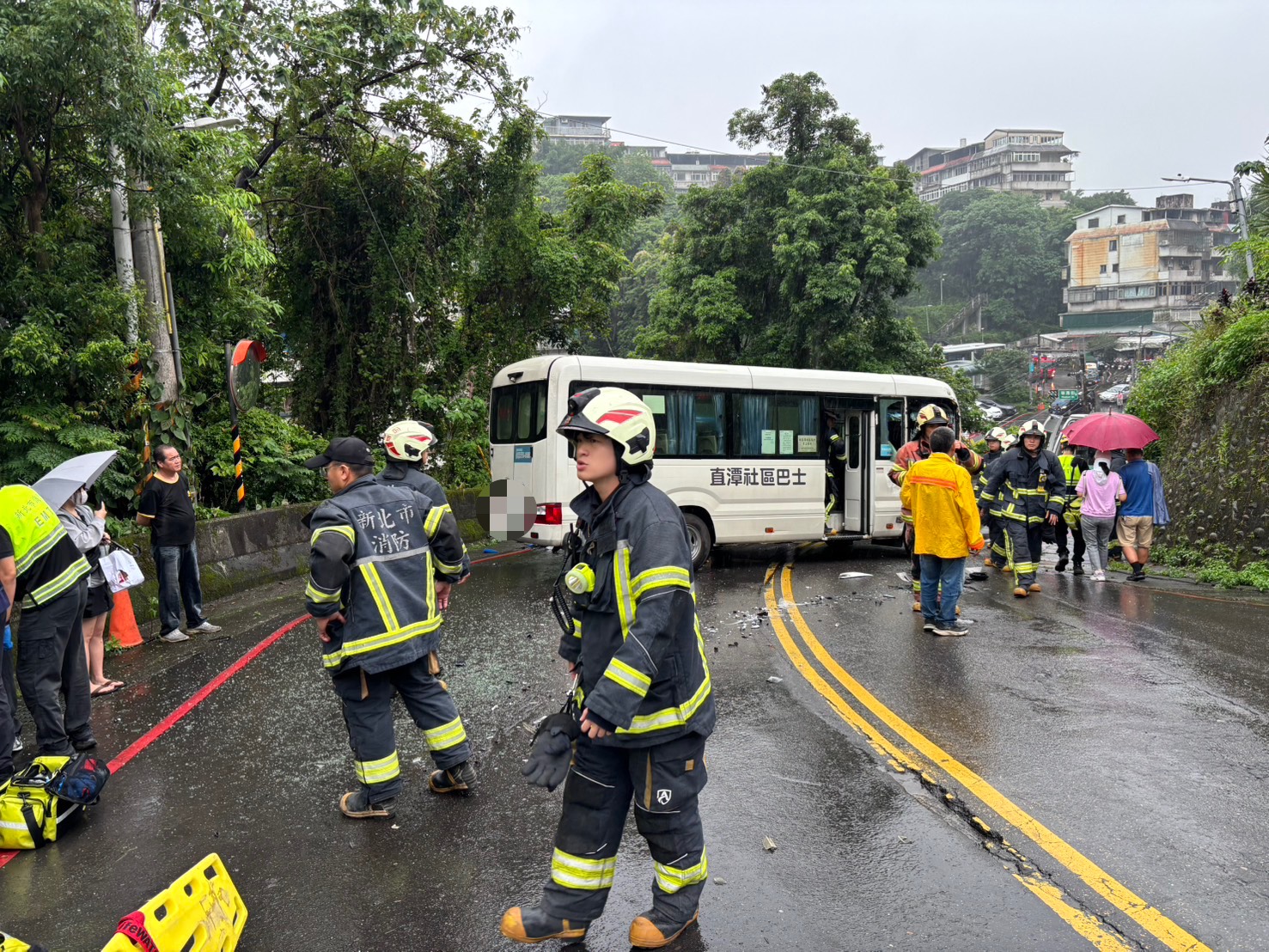 新北市新店區永業路、華潭街交叉路口，今（13）日下午15時許發生嚴重連環車禍。