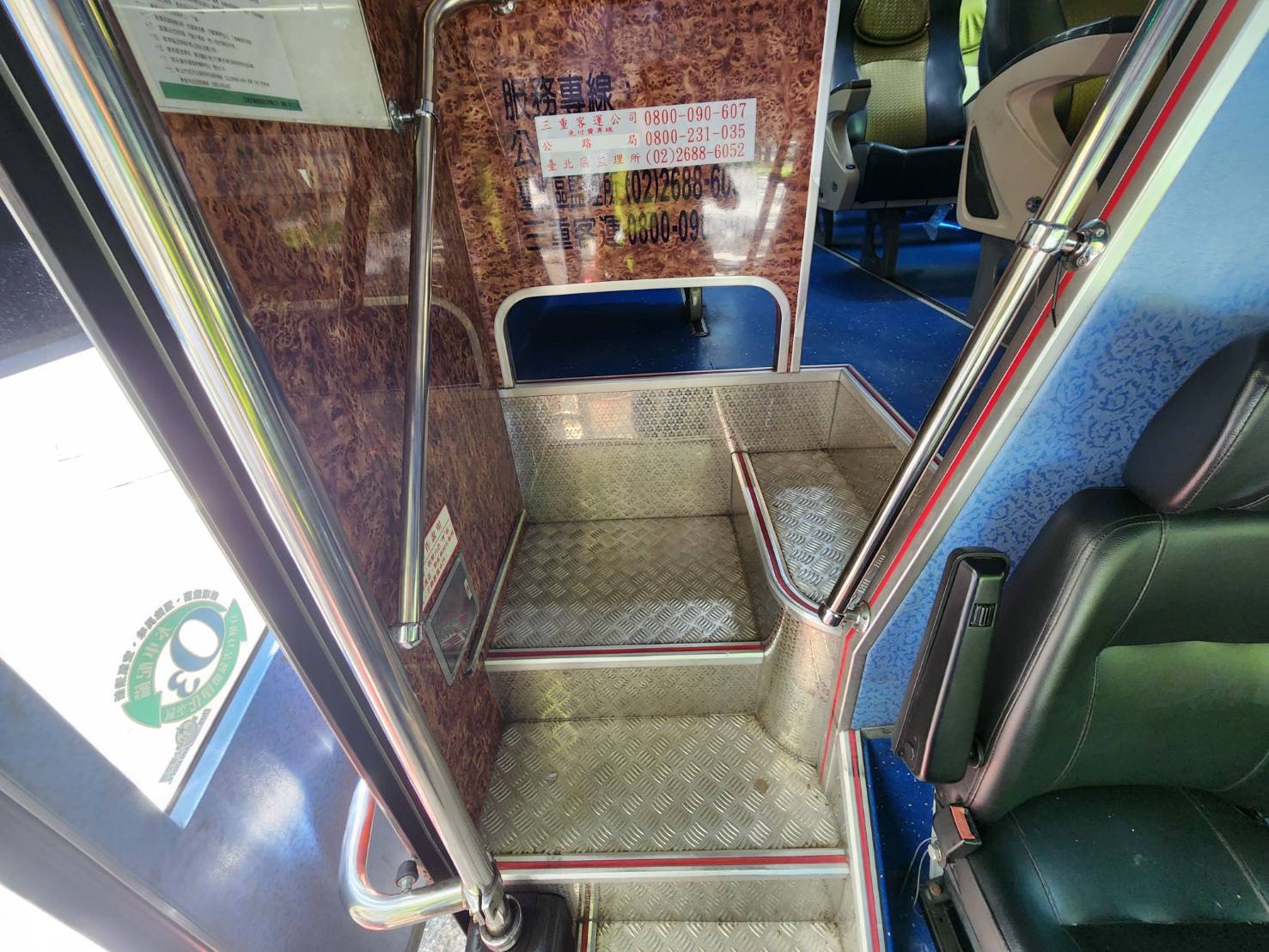 92歲張姓老翁搭乘三重客運967路公車時，疑因司機未等乘客安全站穩便起步行駛，導致張翁在車輛減速時重心不穩摔跌在地。