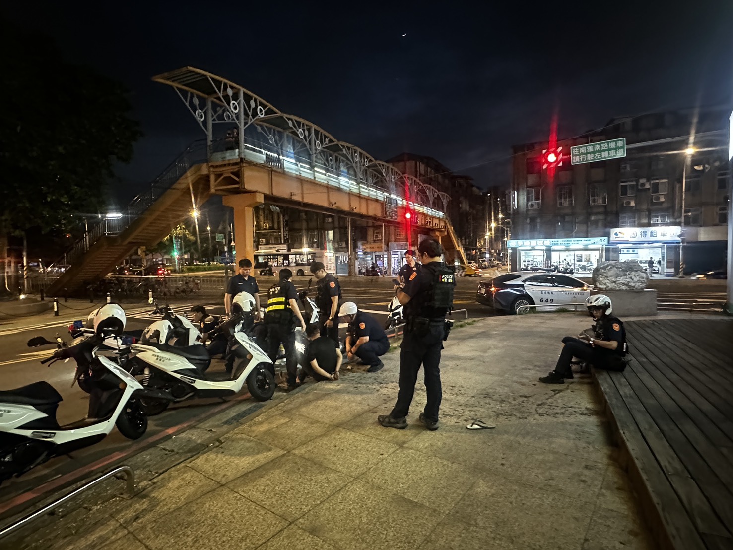 陳男逃竄至四川路二段245巷口時，猛力撞擊前方支援攔截的警用機車後失控倒地，大批警力立刻上前將其壓制逮捕。
