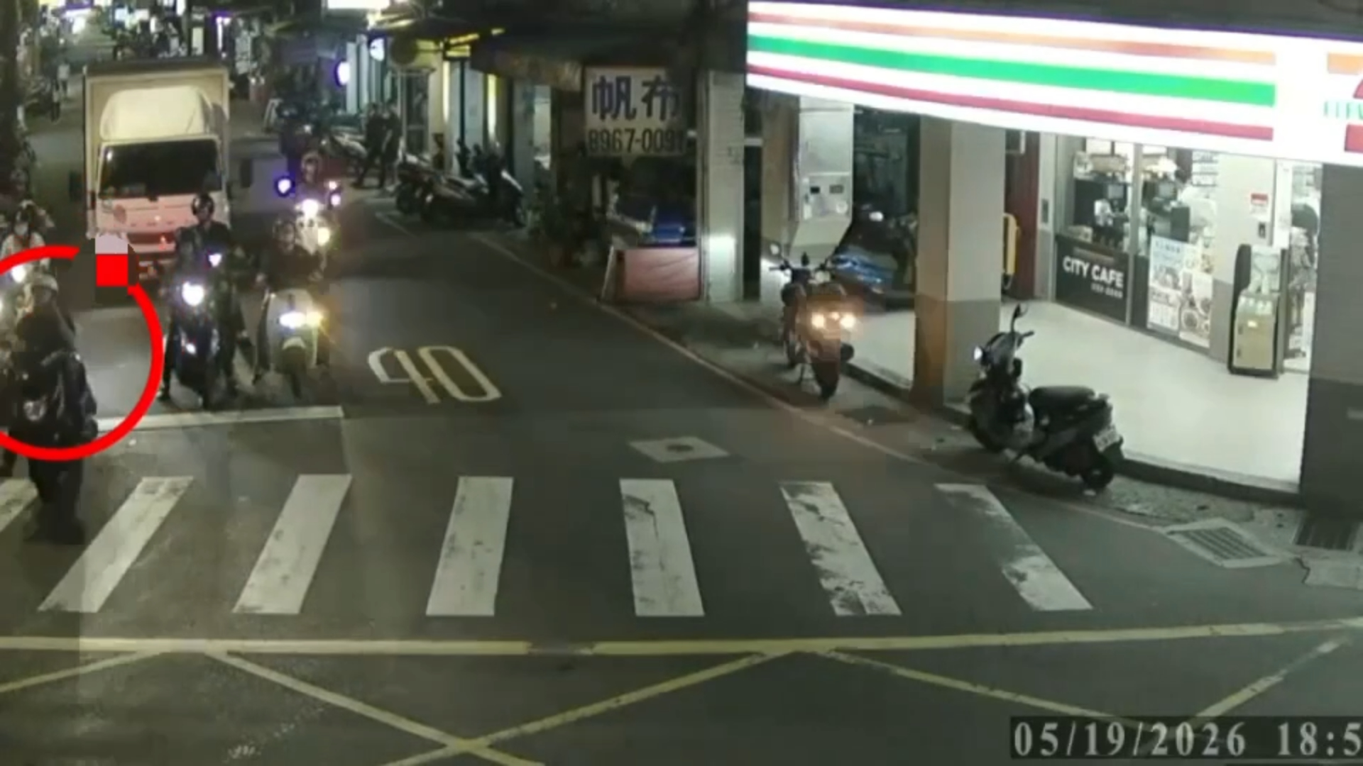 陳男騎乘普通重型機車違規使用手機，且神情、行跡異常可疑，隨即上前示意停車受檢。未料陳男不服取締，反倒猛催油門一路朝四川路方向高速逃逸。