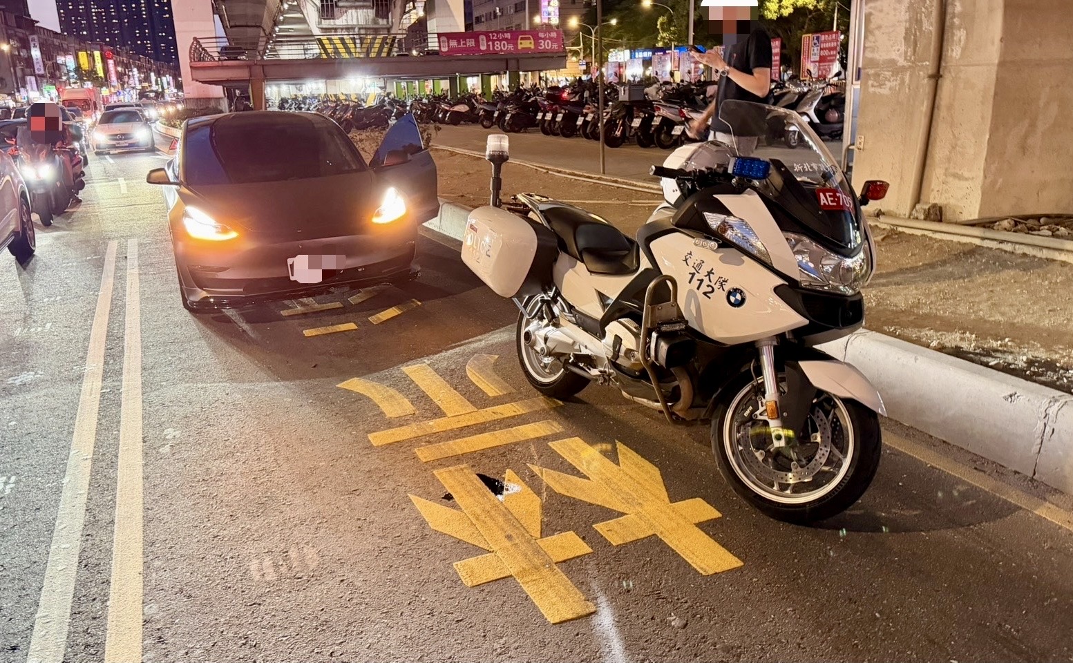 新北市板橋區前（18）日晚間發生1起交通事故。海山警分局張姓警員騎乘警用重機，在文化路、民生路口綠燈起步時，遭後方特斯拉自小客車追撞。