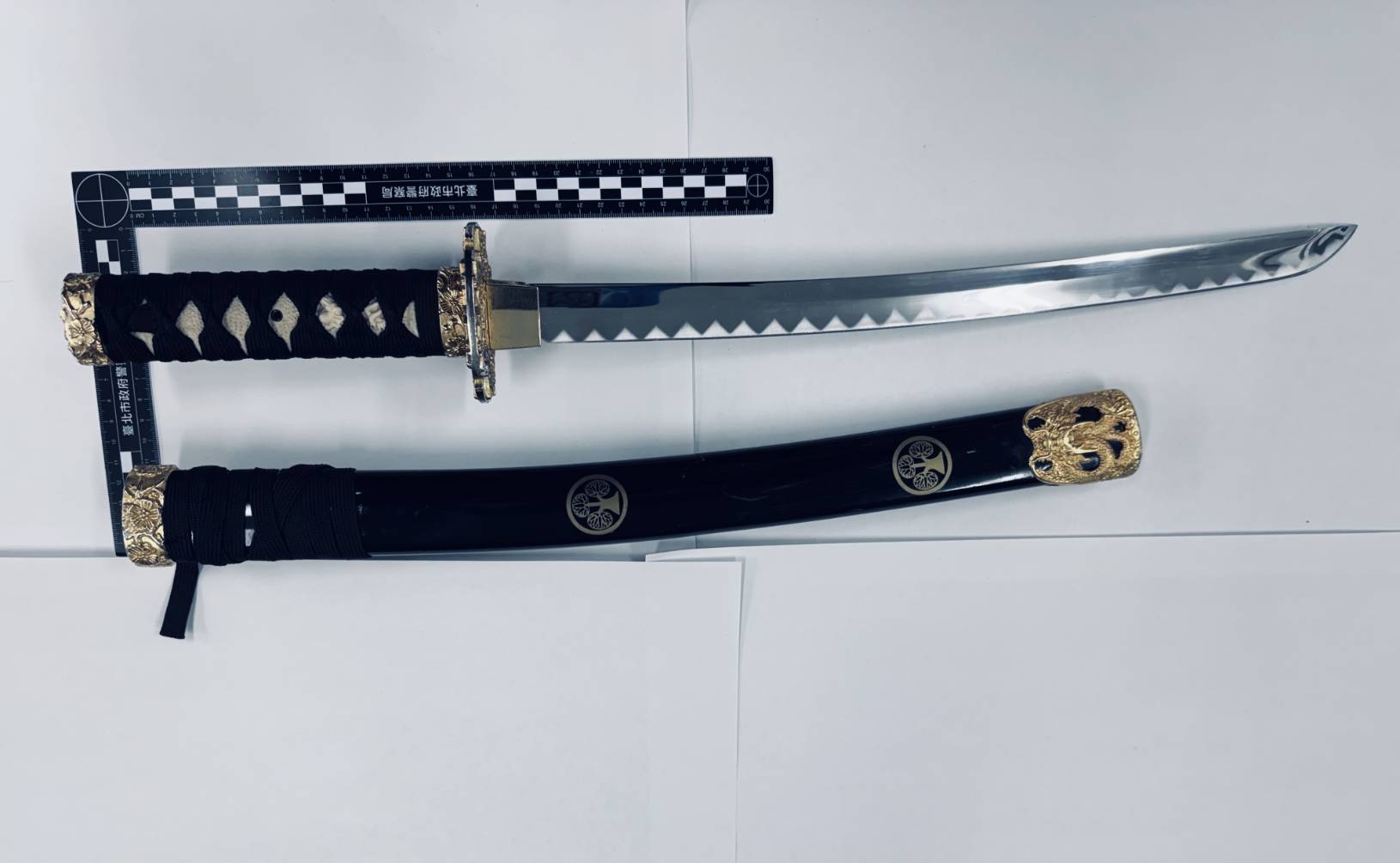 員警在盤查過程中,進一步目視小貨車車廂內部,赫然發現1把長約59公分的武士刀。經警方初步鑑定,該把武士刀刀刃部分已被開鋒,具有實質殺傷力。