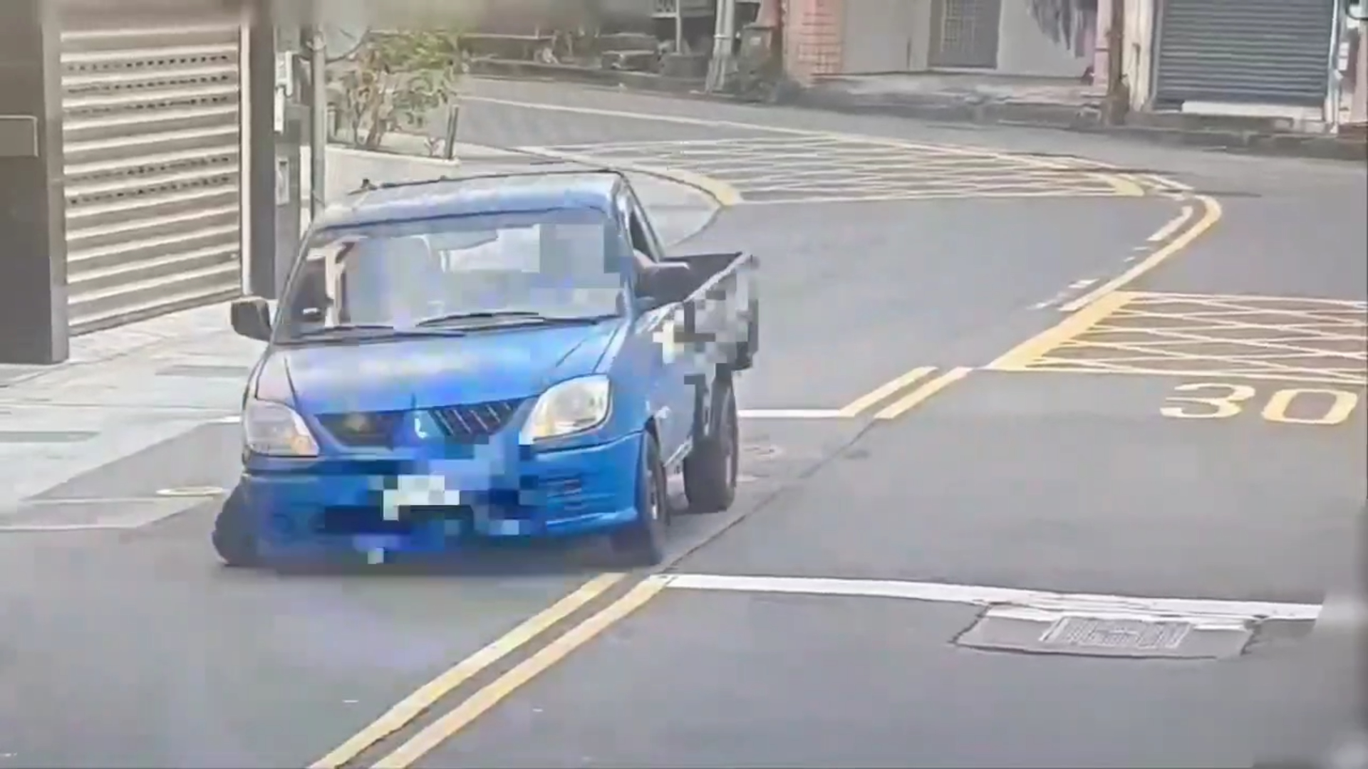 47歲陳姓男子駕駛藍色小貨車行經路口時,因右前輪軸斷裂導致車輛無法行駛,但他卻不斷在原地空踩油門,異常舉動引發路人側目並報警。