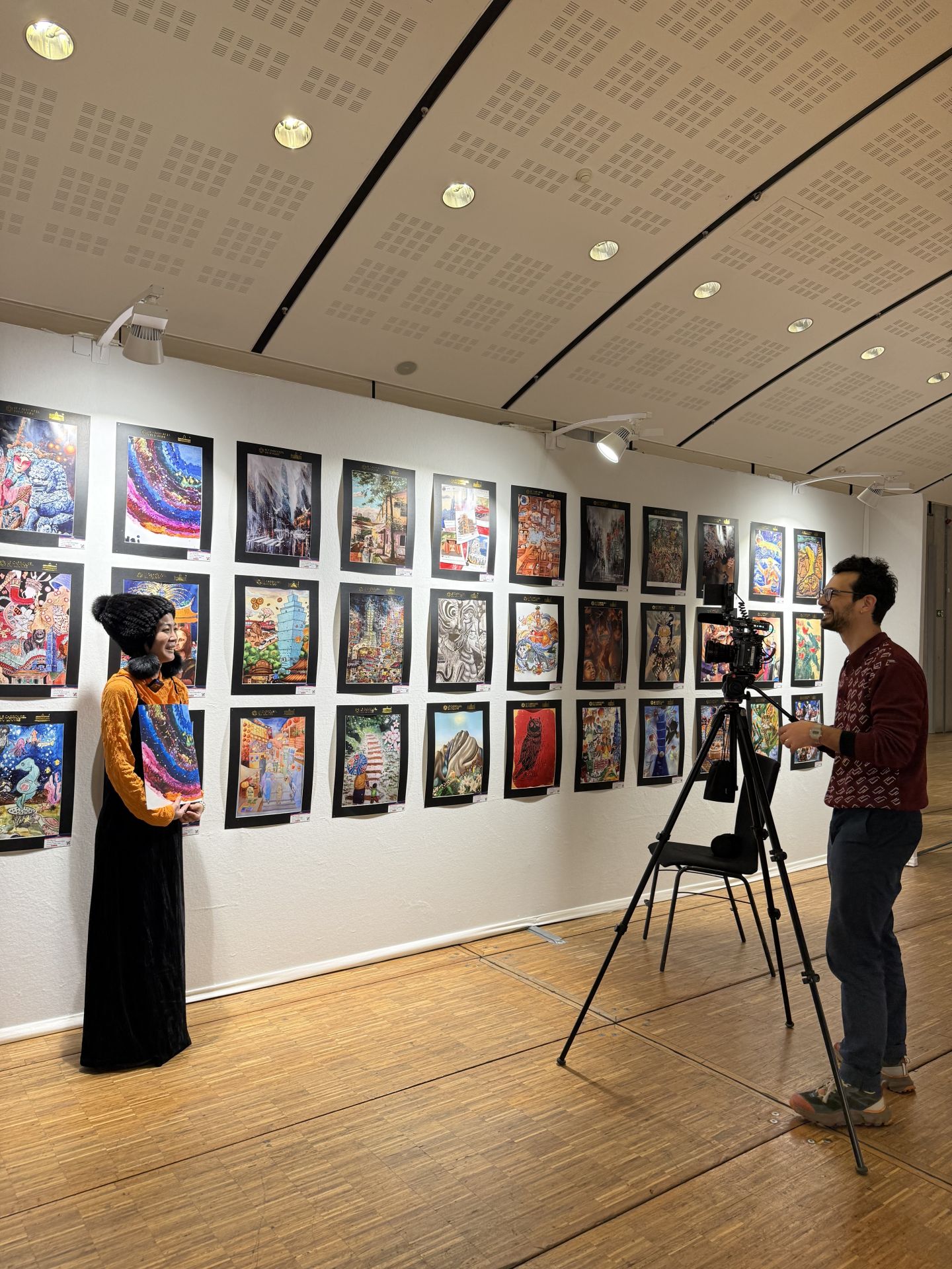 ▲ 2026 IAP國際藝術展台灣社會組許乃文入選畫作受到法國媒體採訪