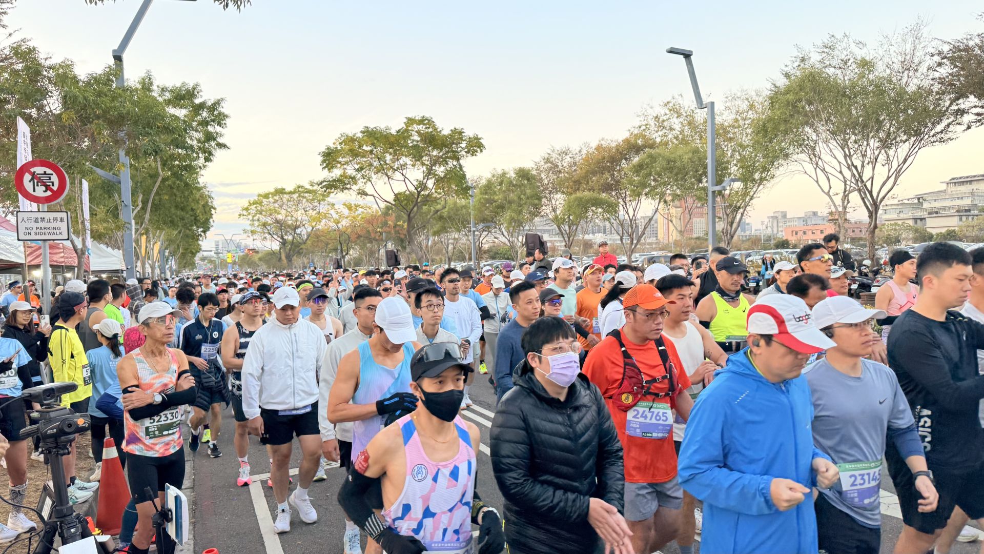 逾萬名國內外跑者奔馳於通過 AIMS 國際賽道認證的臺中賽道，沿途欣賞城市地標與綠廊景觀，展現臺中城市活力與全民運動能量。