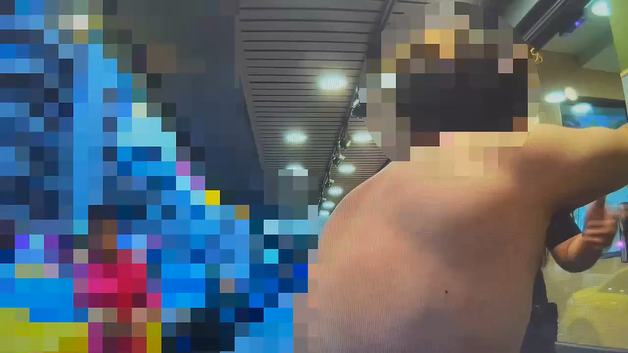 ▲警方將打架男子帶回。（翻攝畫面）