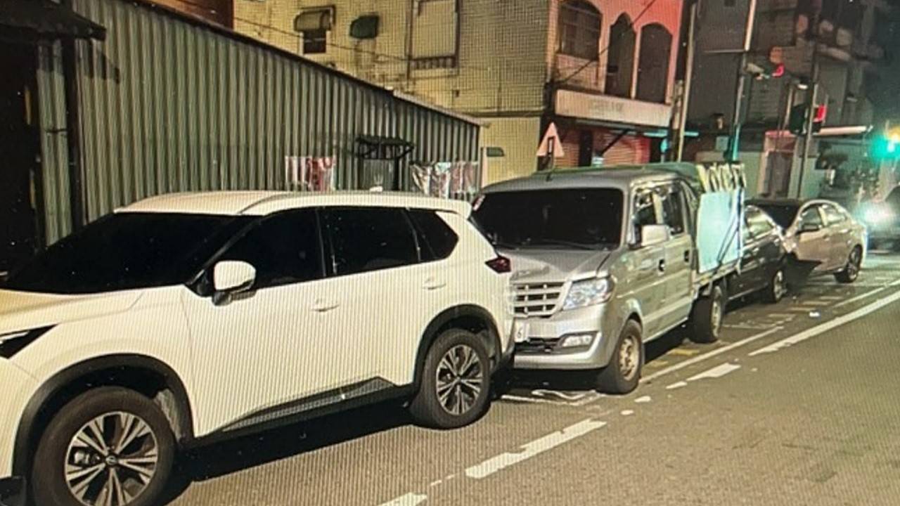 ▲停在路邊停車格內的車輛遭撞。（翻攝畫面）