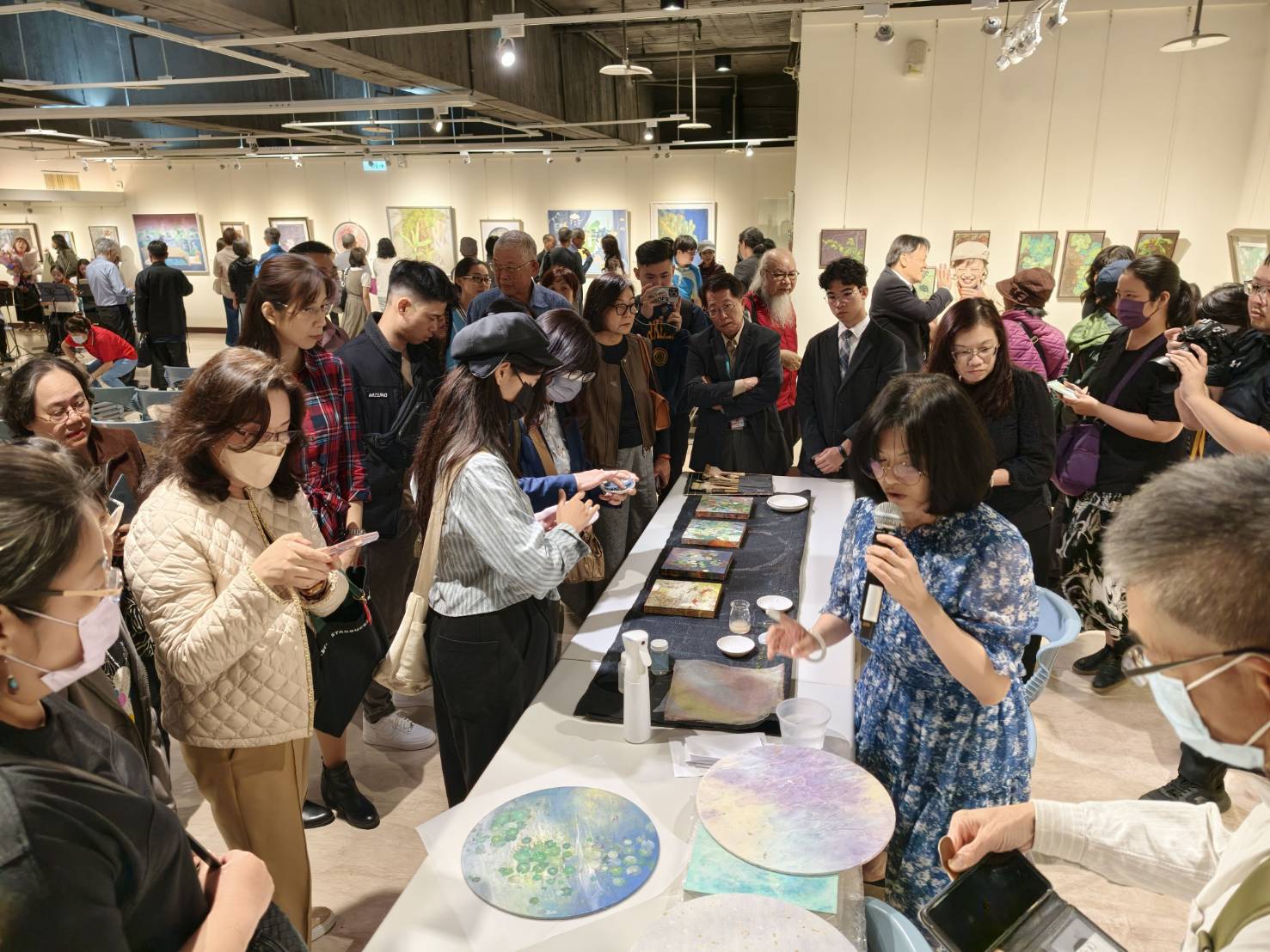 《膠響曲・第二樂章》開幕現場貴賓與觀眾大合影，藝術家、文化界代表及眾多師生齊聚大墩文化中心，共同見證膠彩藝術盛會。