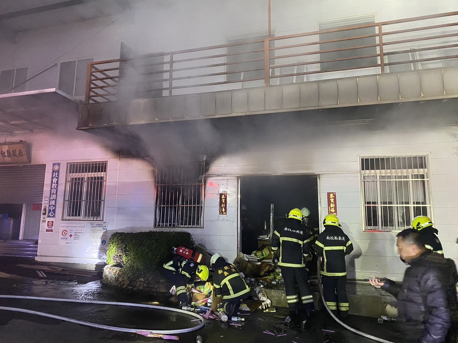 南投縣紅十字會倉儲火警當晚濃煙竄出,消防人員佈線入室搶救,迅速控制火勢,未造成人員傷亡。