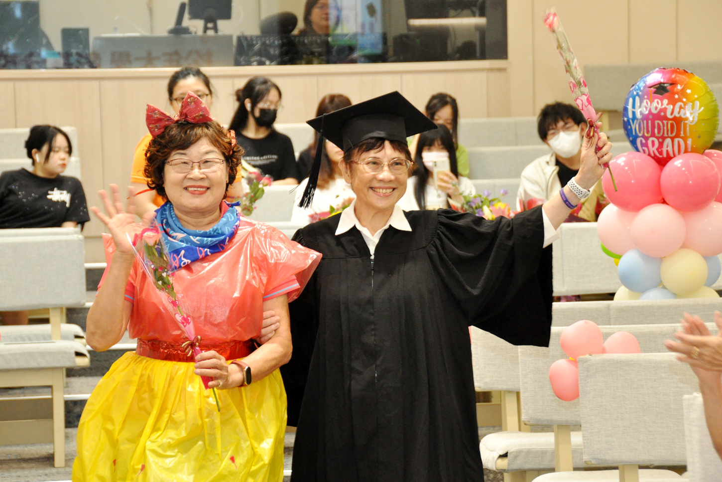 松年大學彰基分校畢典 6名博士學班及3名學士班歡樂畢業