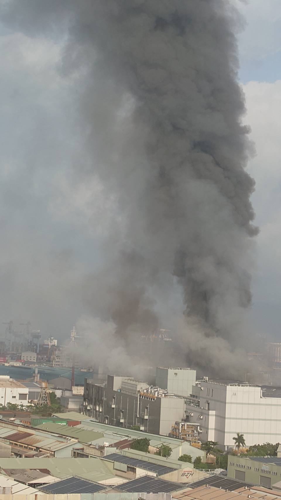 高雄小港鋰電池廠爆炸起火！ 多人受傷送醫
