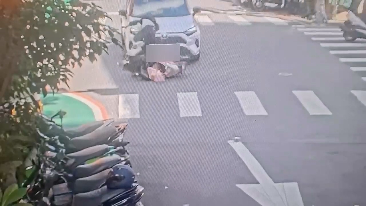 ▲婦人遭車輛撞擊。（翻攝畫面）