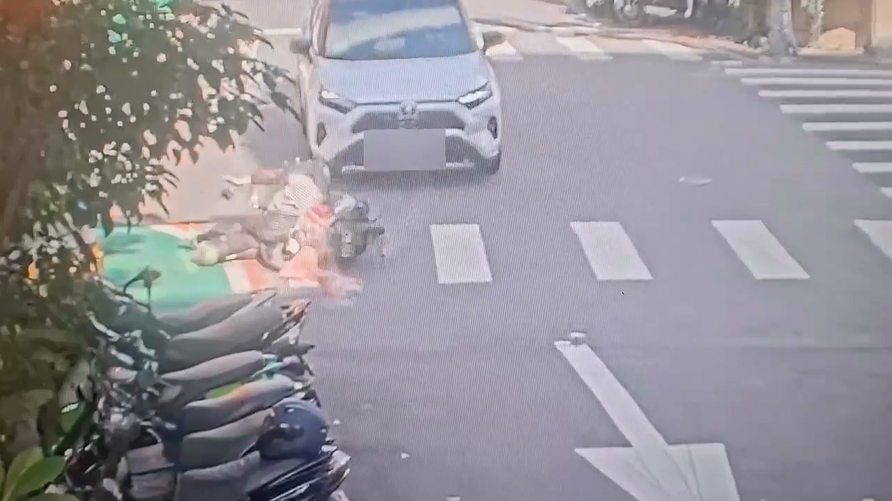 ▲婦人連人帶車摔飛。（翻攝畫面）