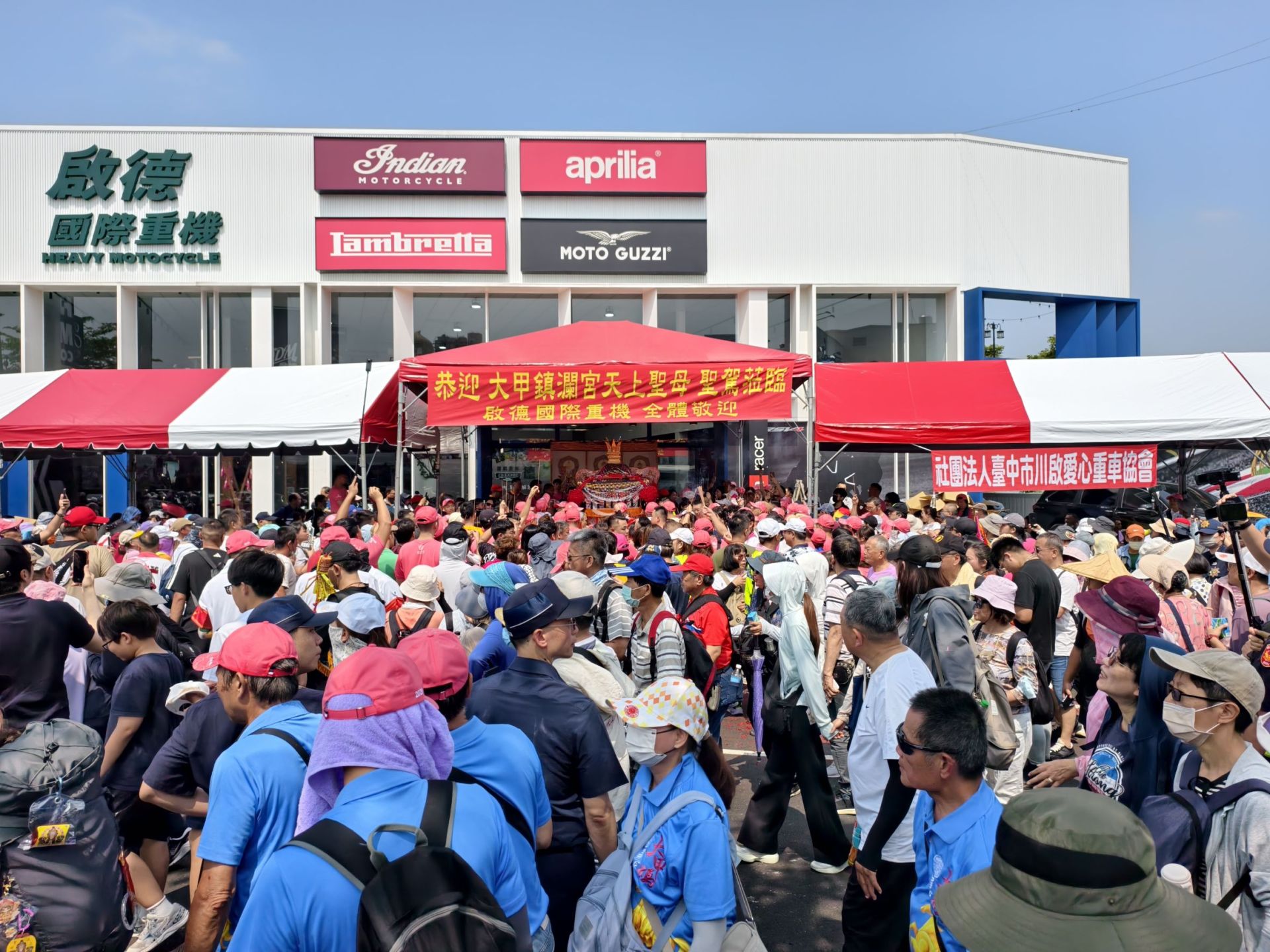 大甲媽祖今早10點停駕啟德國際重機　顏清標、鄭銘坤現身人潮爆滿