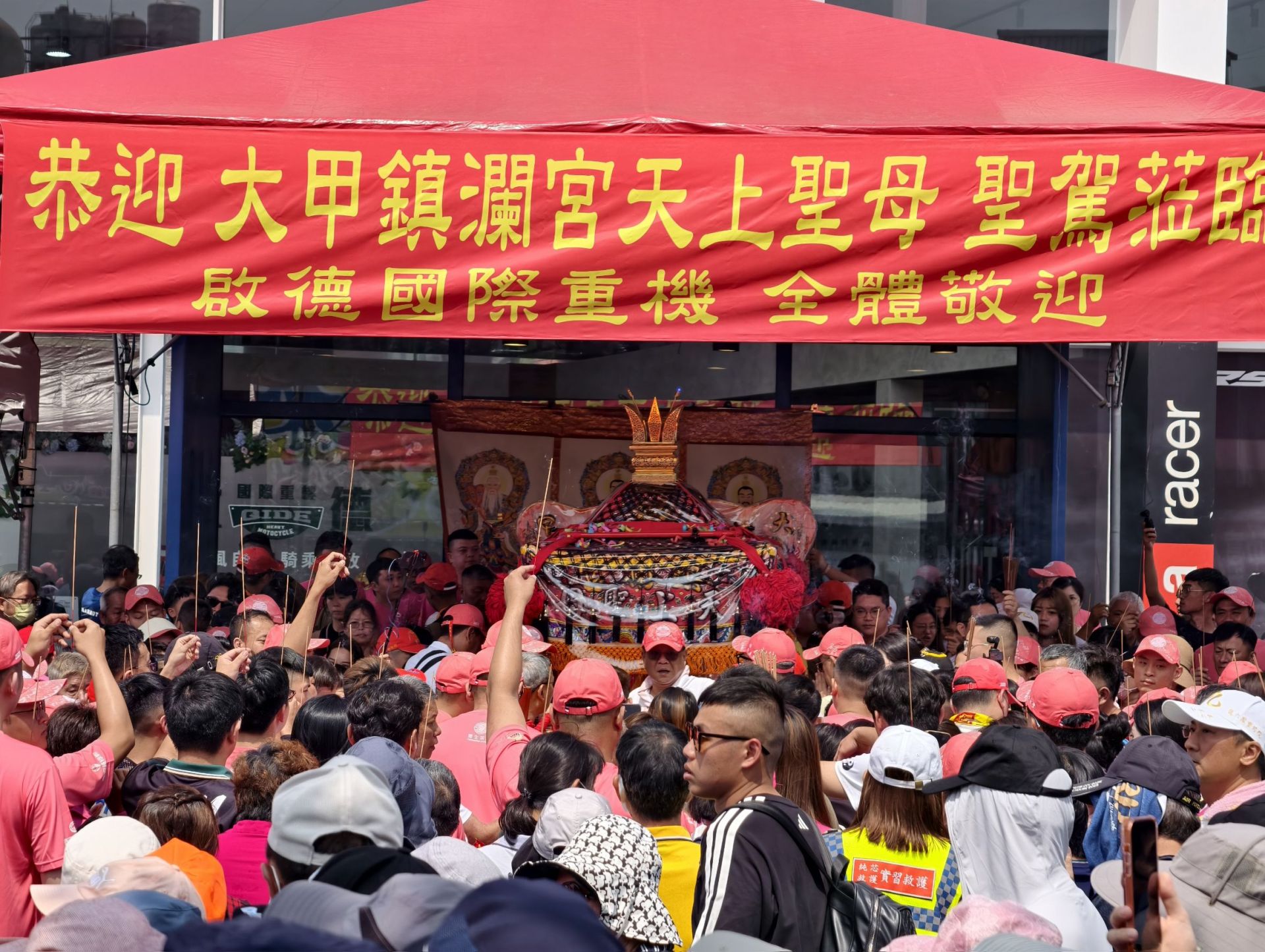 大甲媽祖今早10點停駕啟德國際重機　顏清標、鄭銘坤現身人潮爆滿