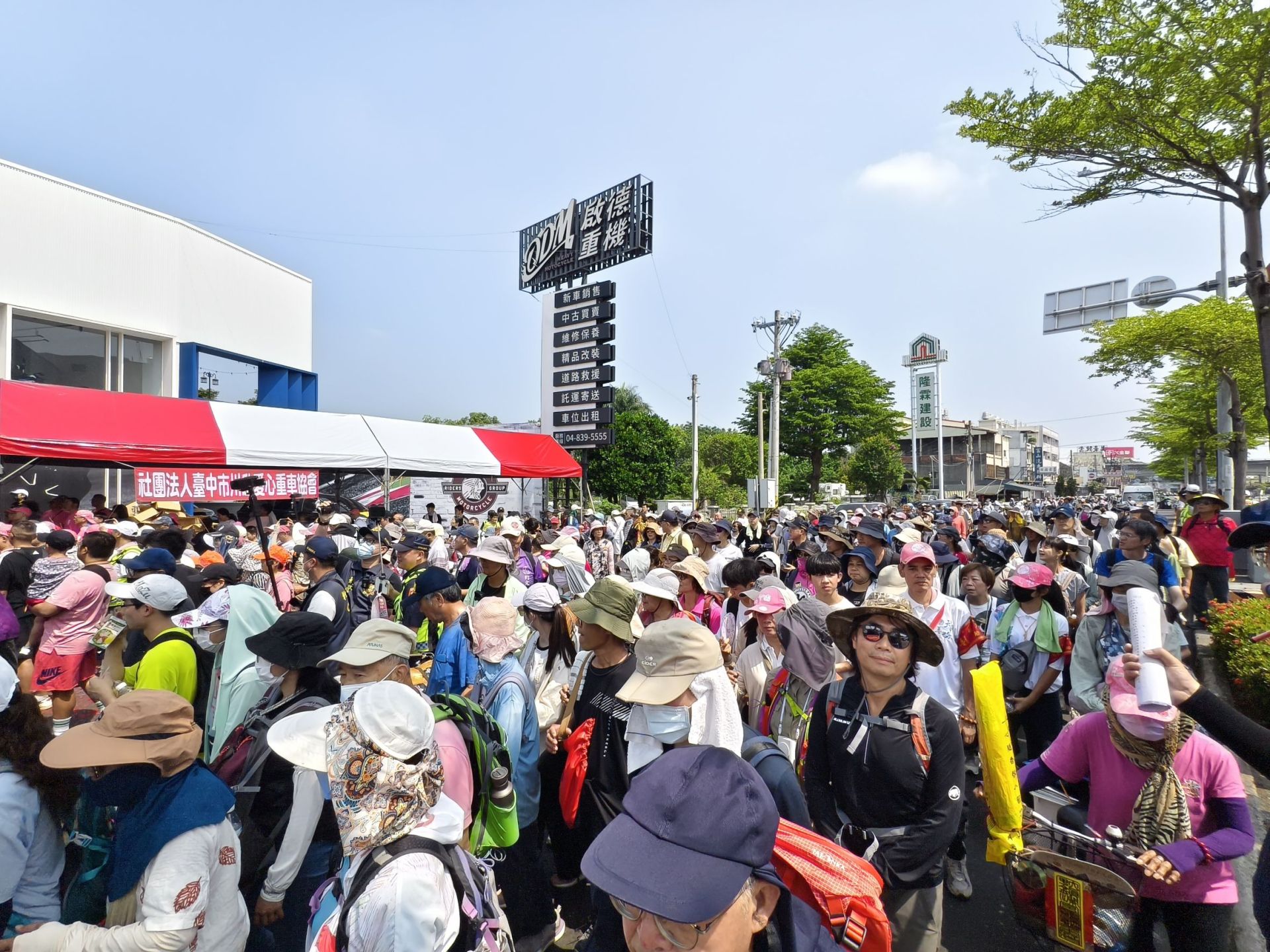大甲媽祖今早10點停駕啟德國際重機　顏清標、鄭銘坤現身人潮爆滿