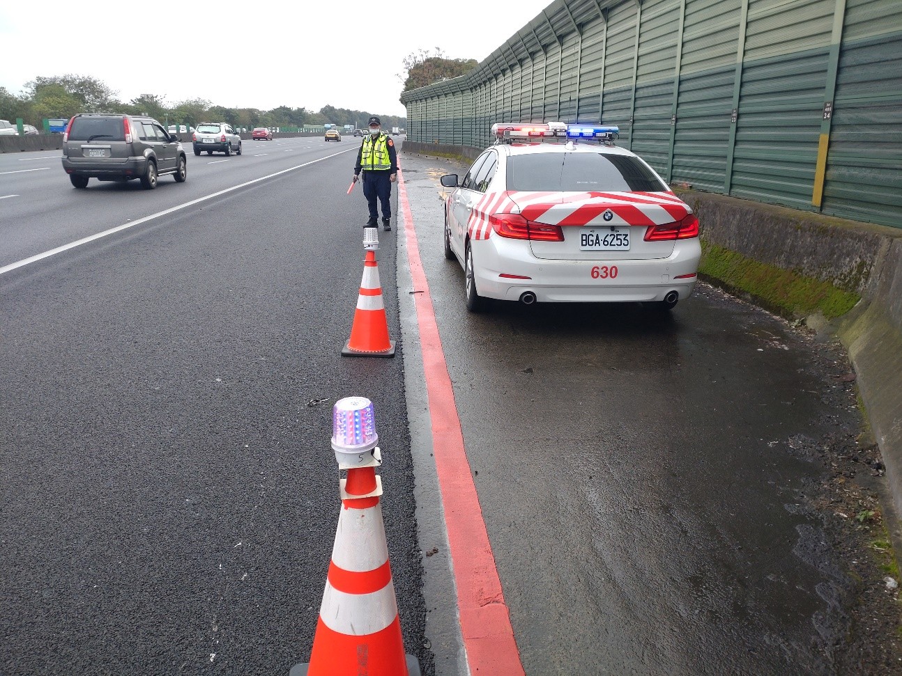 春節疏運期間，國道紅斑馬警力全線待命，強化巡邏與事故即時處理，確保國道行車順暢。