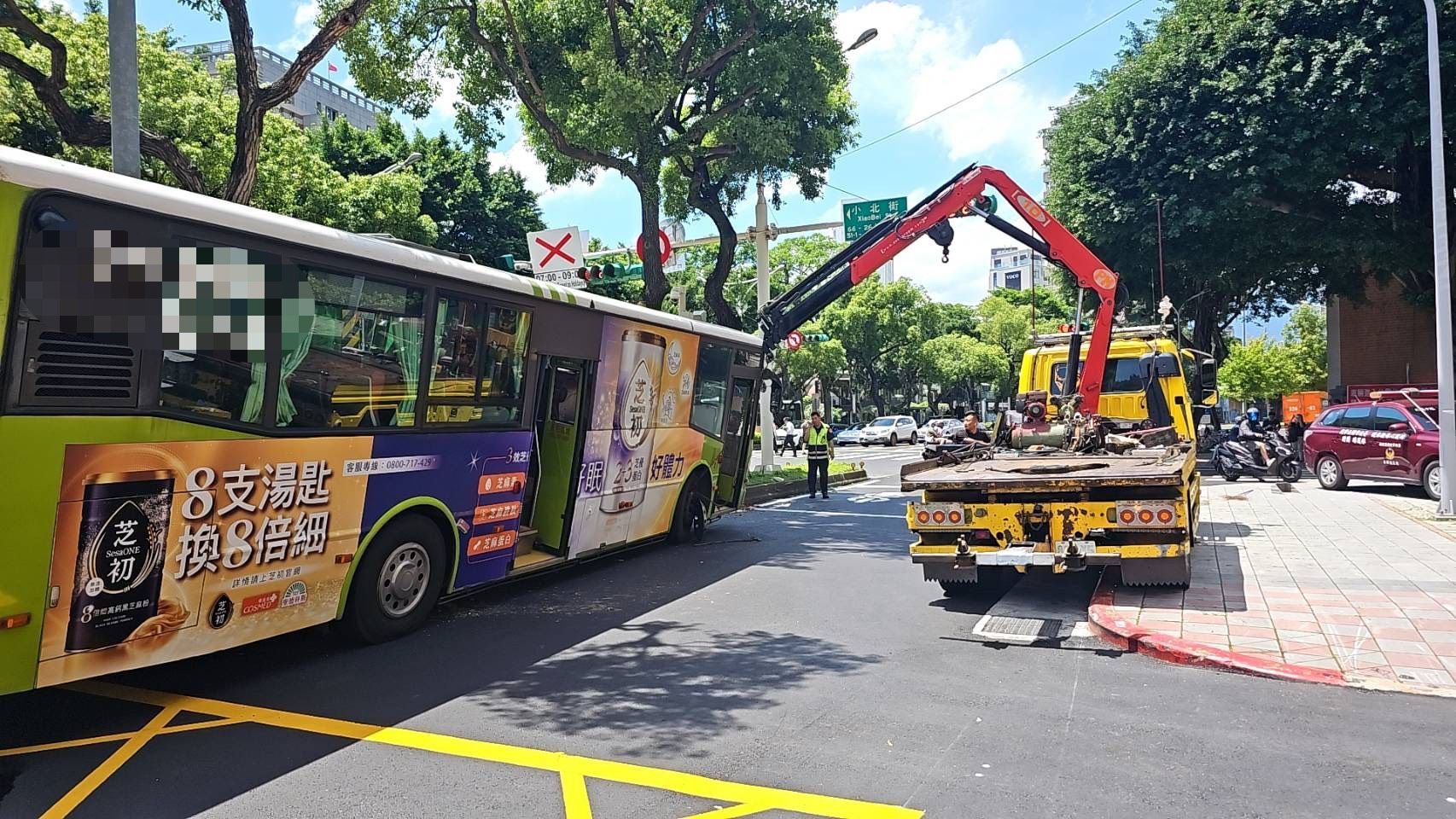 ▲吊車到場協助。（翻攝畫面）