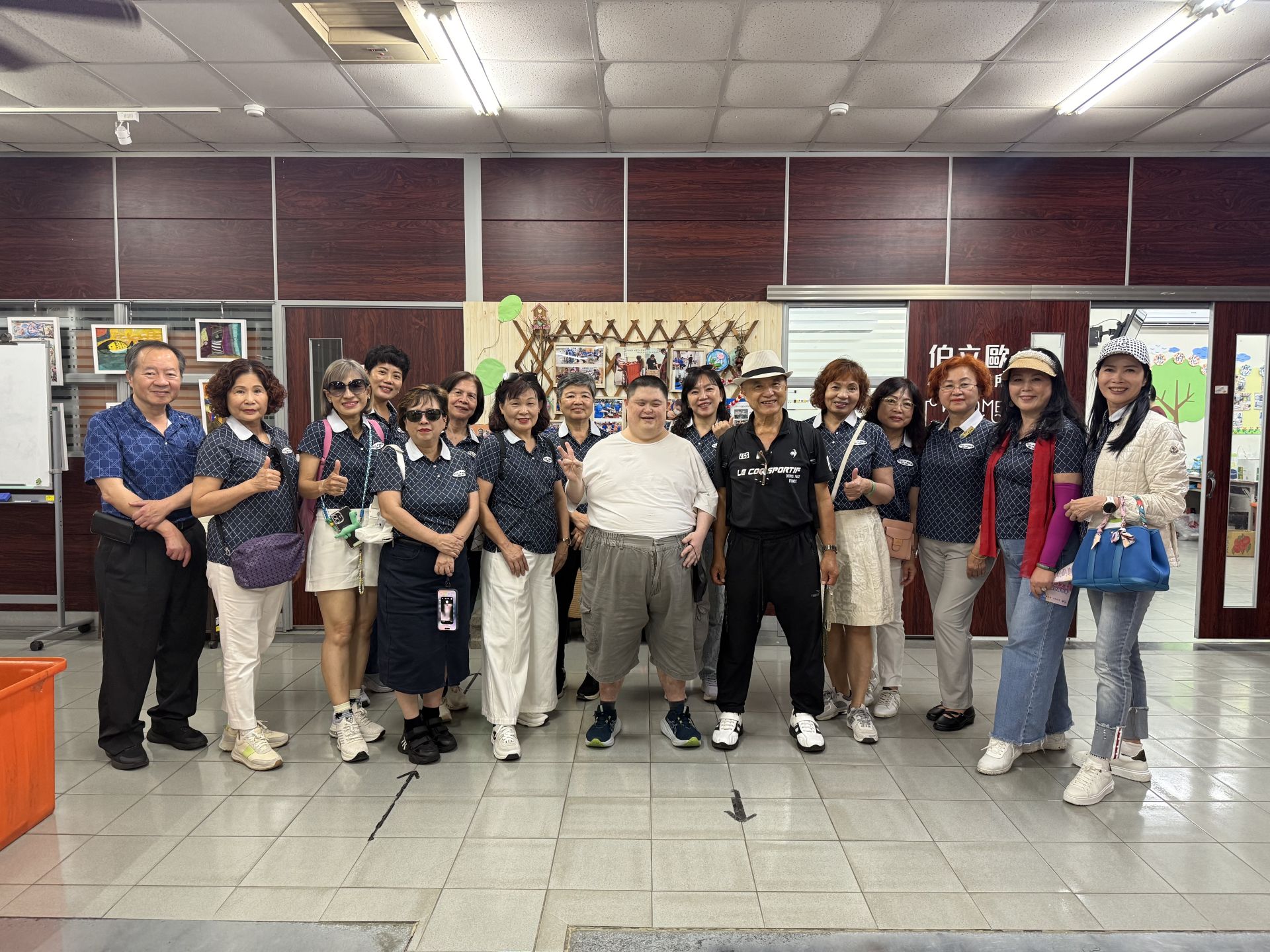 跨越國際女性交流會在會長李詠宸帶領下，近日前往彰化縣社頭鄉參訪「伯立歐小兒麻痺暨愛加倍庇護工場」，透過實地走訪與交流，不僅深化對身心障礙者就業支持體系的理解，也將關懷化為具體行動，展現女性團體溫柔而堅定的公益力量。  伯立歐家園自2019年成立以來，由創辦人兼執行長陳忠盛帶領，致力於打造身心障礙者穩定就業與自立生活的環境。目前園區約有150名工作人員，其中包含70餘位身心障礙者，透過印刷加工、手工皂製作、環保紙袋包裝及咖啡製作等多元職務，建立兼具尊嚴與穩定的就業模式。  除就業機會外，伯立歐家園亦延伸提供社區支持與長照服務，涵蓋日間照顧、居家服務及到宅沐浴等，逐步建構完整的支持網絡。根據現場展示資料，相關服務人數與服務量持續成長，顯示其在地方社會中已發揮穩定而深遠的影響力。  創辦人陳忠盛表示，成立機構的初衷，源自童年時期曾受一位美國長者照顧的深刻經驗，讓他深刻體會到被支持的力量，進而立志將這份愛延續，為身心障礙者打造安心工作環境，同時減輕照顧家庭的壓力。  值得一提的是，此次參訪並未止於交流，而是進一步轉化為實際公益行動。活動現場氣氛熱絡，會員周筑梵當場捐贈新台幣2萬元支持園區營運；「歡樂派雞尾酒專家」學習長蔡大森亦宣布，將於中秋節規劃約150人規模餐會，邀請園區身心障礙者免費參與，共享節慶溫暖。  此外，多位會員也自發性集資購買園區產品，以實際消費支持庇護工場運作，讓公益不僅停留在參訪層面，而是轉化為持續性的支持行動。  跨越國際女性交流會表示，在會長李詠宸長期推動下，組織持續關注各項社會議題，並以具體行動實踐公益精神。此次活動亦有台中市新聞工會理事長廖庭玉到場參與，透過媒體視角關注身心障礙者就業議題，期望藉由報導擴散影響力，號召更多社會大眾投入關懷，共同打造更具包容與溫度的社會。