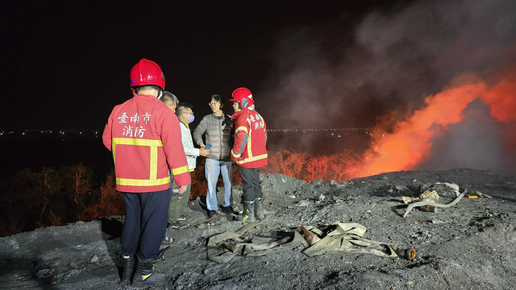 ▲台南安南掩埋場火警!惡火狂燒到天亮 歷時4小時多撲滅(圖/記者王俊勝 翻攝,下同)