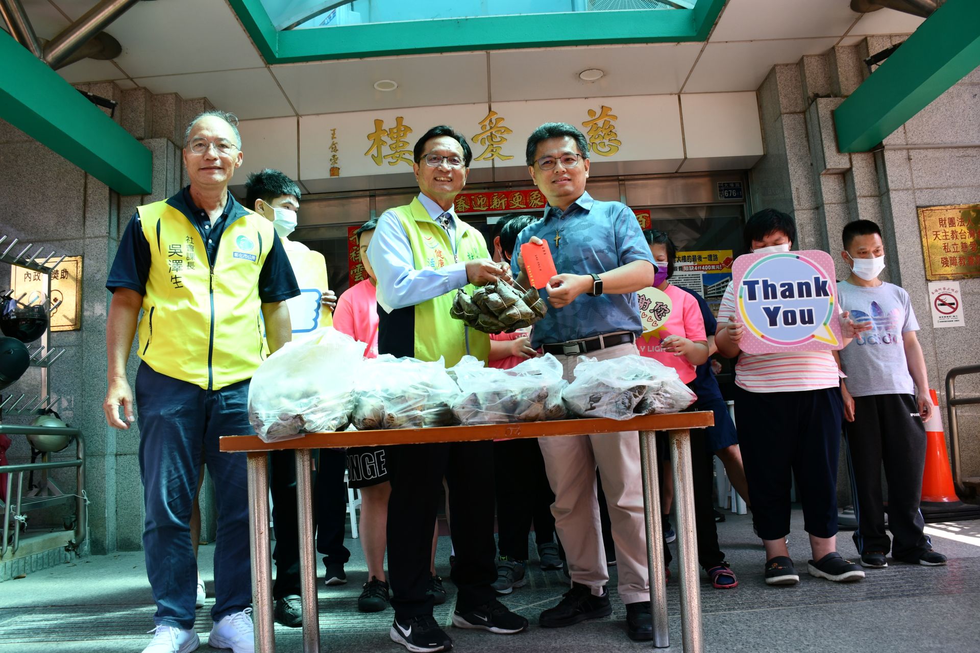彰化市長端午送暖　探視彰化兩大社福機構贈加菜金與肉粽