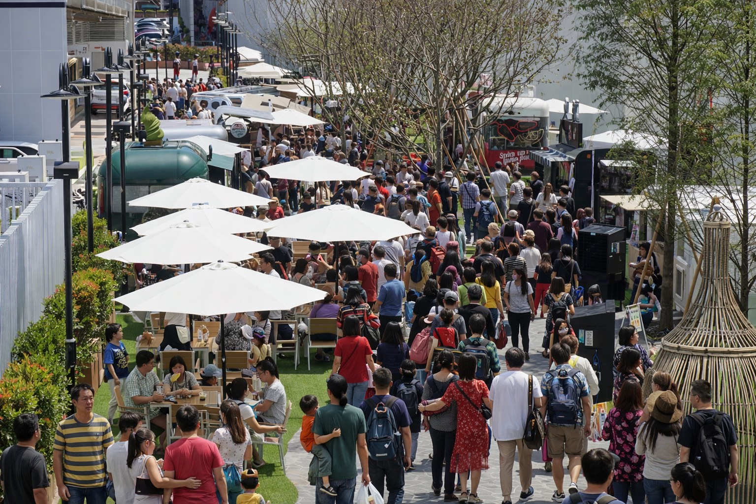 日月町新春限定好物市集人潮湧現，民眾在旅途中下車休息、逛市集、享受美食，成功將過境人流轉化為實際停留與消費。