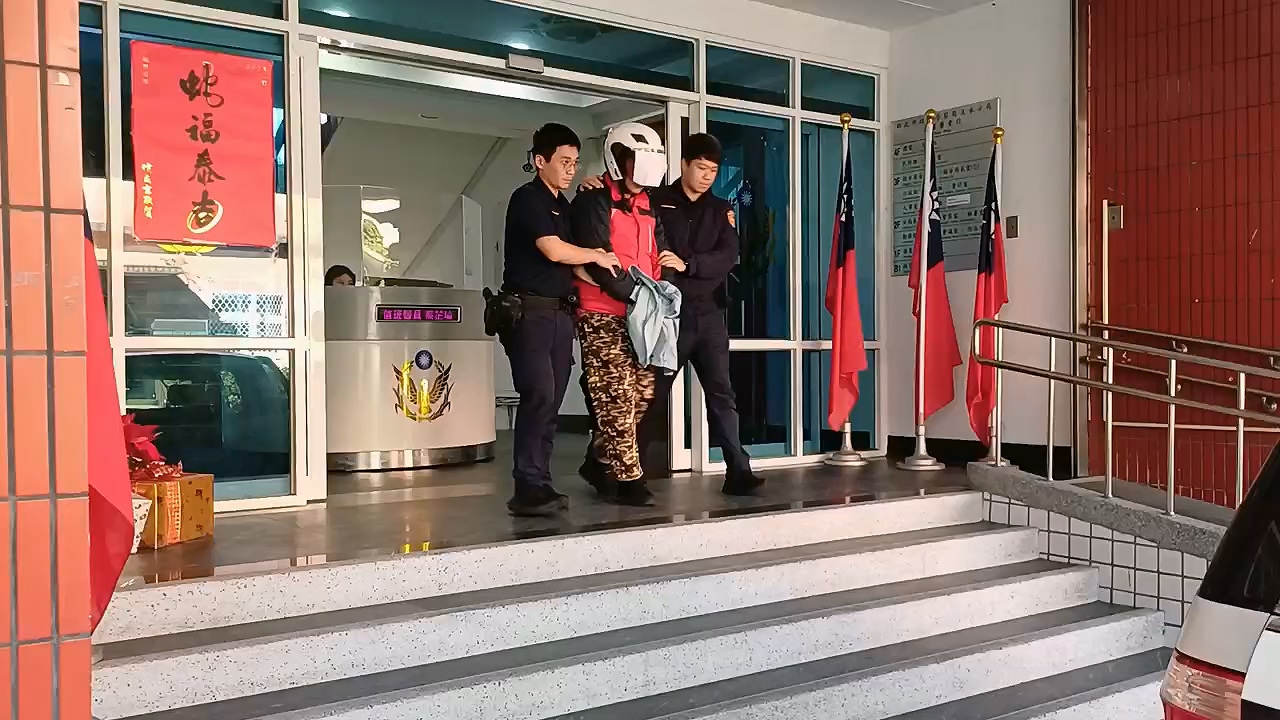 ▲男子遭警方送辦。（翻攝畫面）