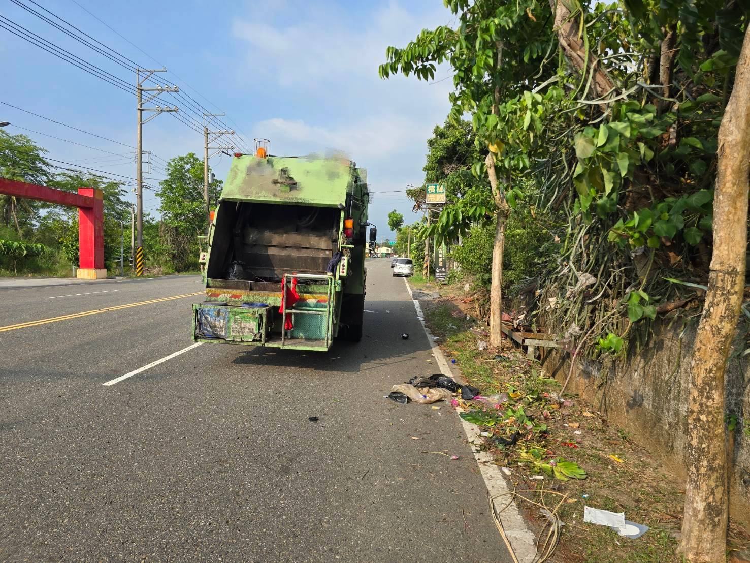 ▲台南婦倒垃圾遭黑車鑽車縫撞死（圖／記者王俊勝 翻攝）