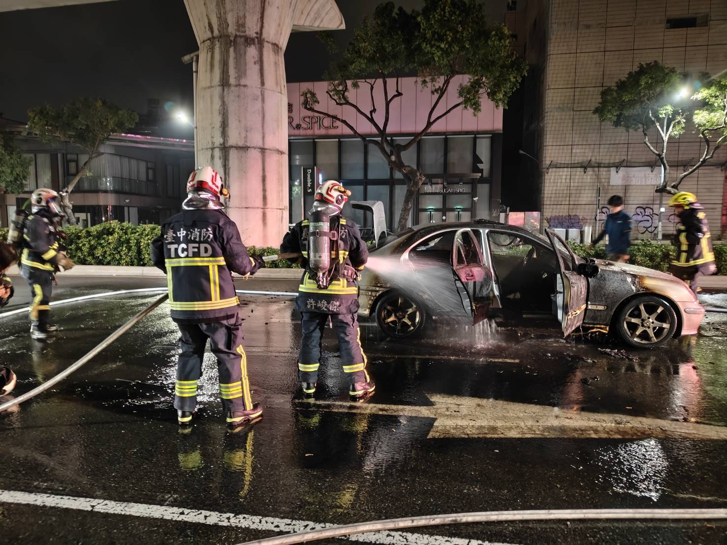 消防人員持續對起火自小客車進行降溫處理，火勢於0時41分撲滅，所幸未造成人員傷亡。（讀者提供／消防局提供）