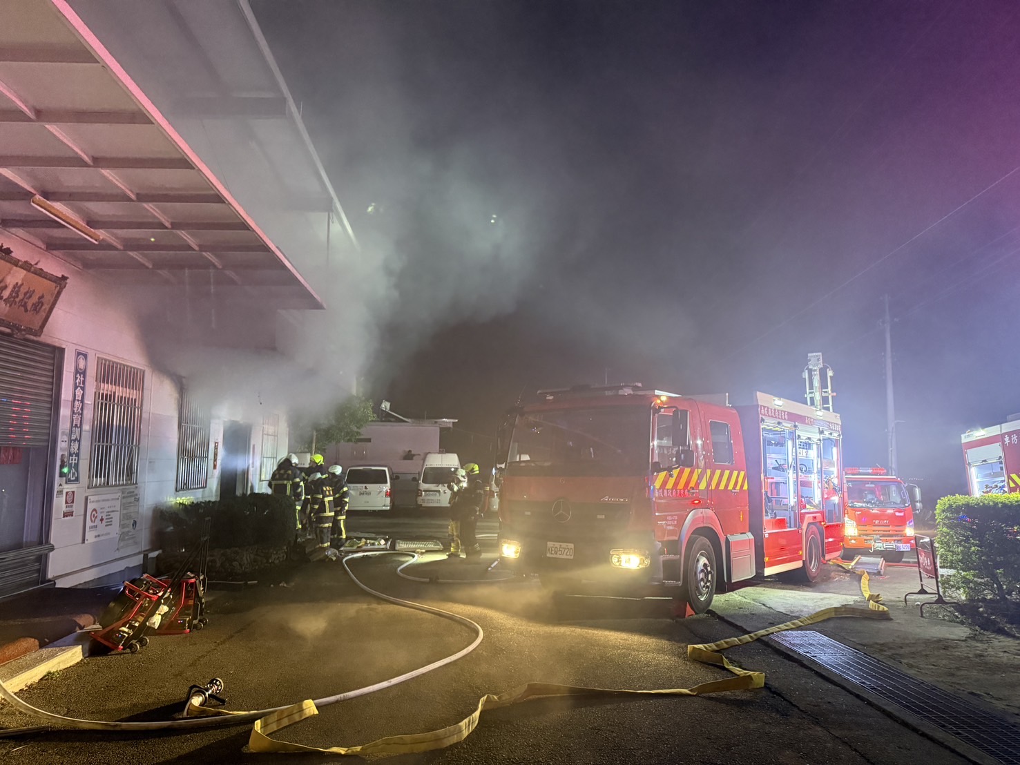 消防車深夜出勤,現場佈署水線進行滅火與排煙作業,全力防止火勢延燒。
