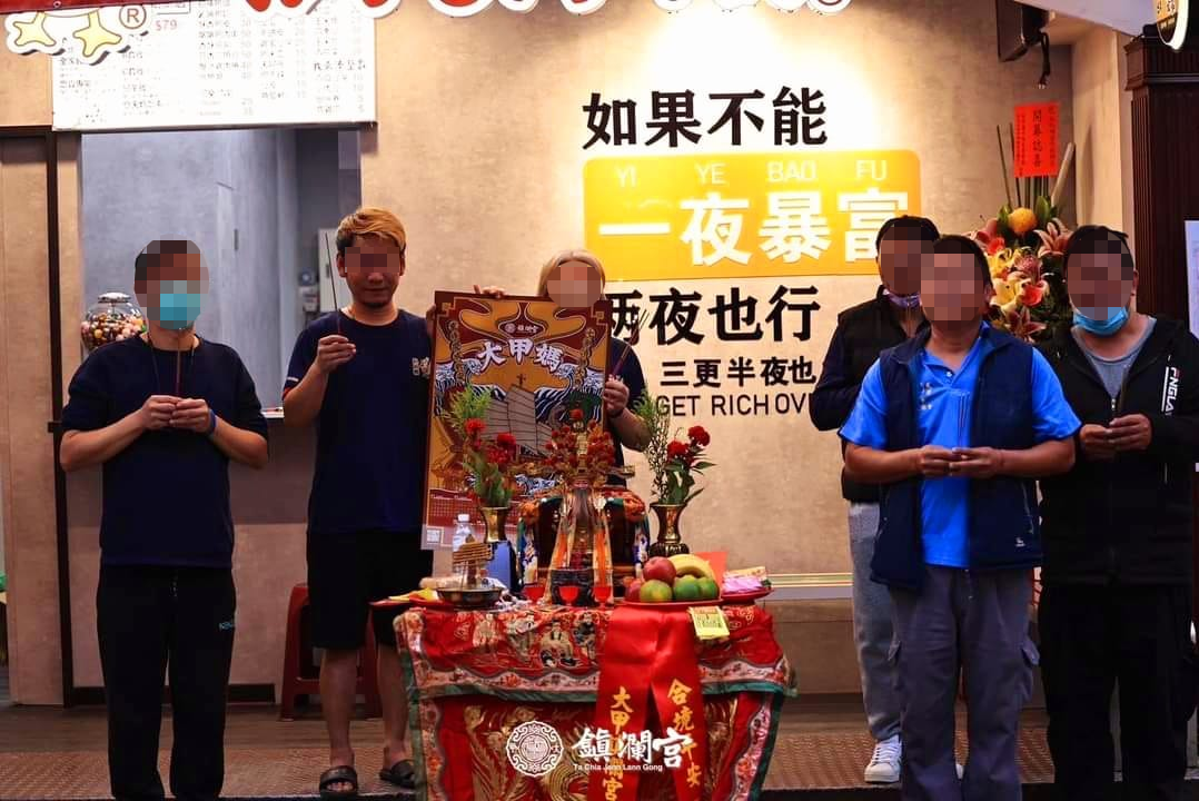 ▲肇事男(左二)是安平區一家鹽酥鴨店老闆。(圖/翻攝自臉書)