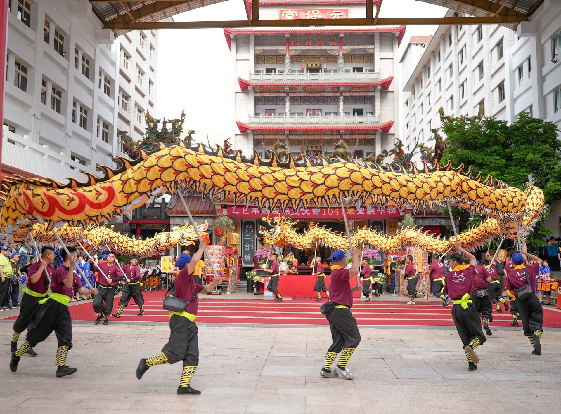 台中「醫神出巡」超狂！大道公遶境走進百貨、醫院祈福掀熱議