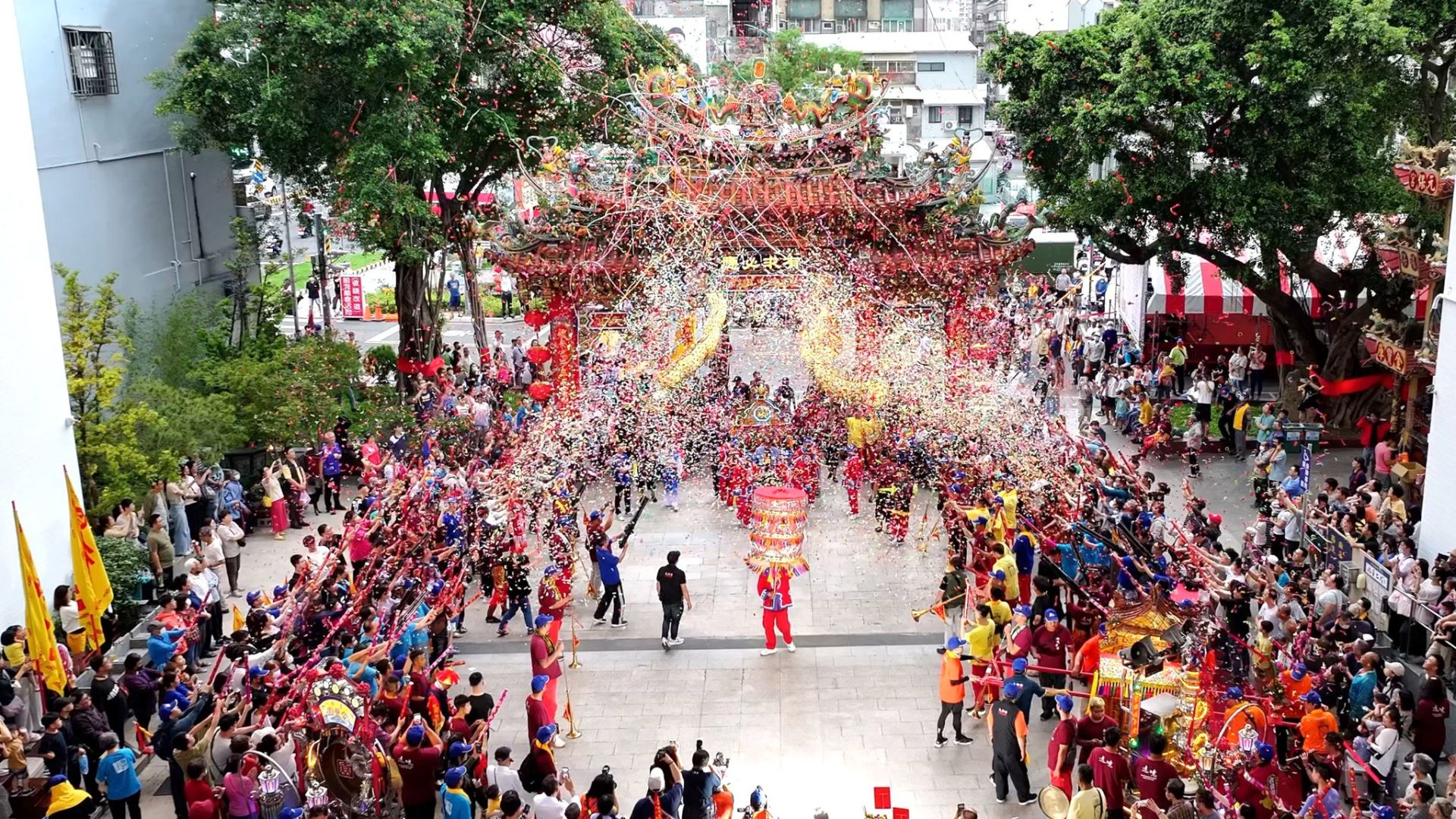 台中「醫神出巡」超狂！大道公遶境走進百貨、醫院祈福掀熱議