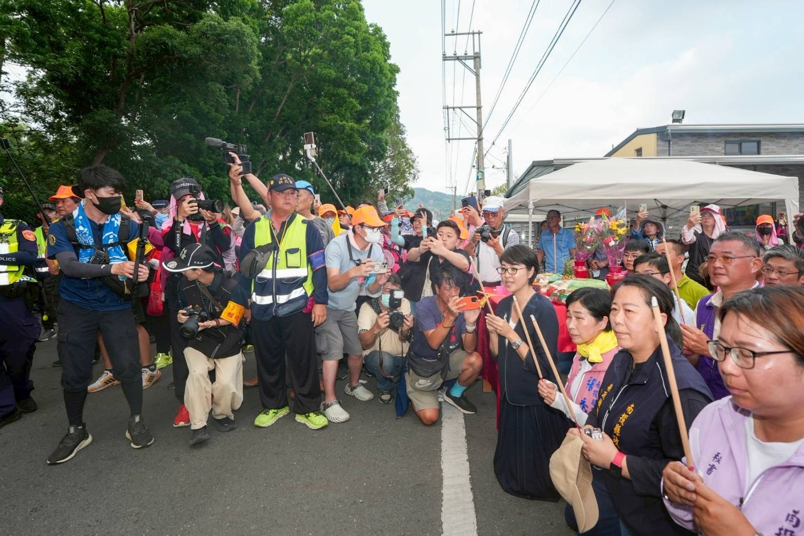 白沙屯媽祖鑾駕首次正式遶境南投　許淑華跪地迎駕祈願風調雨順