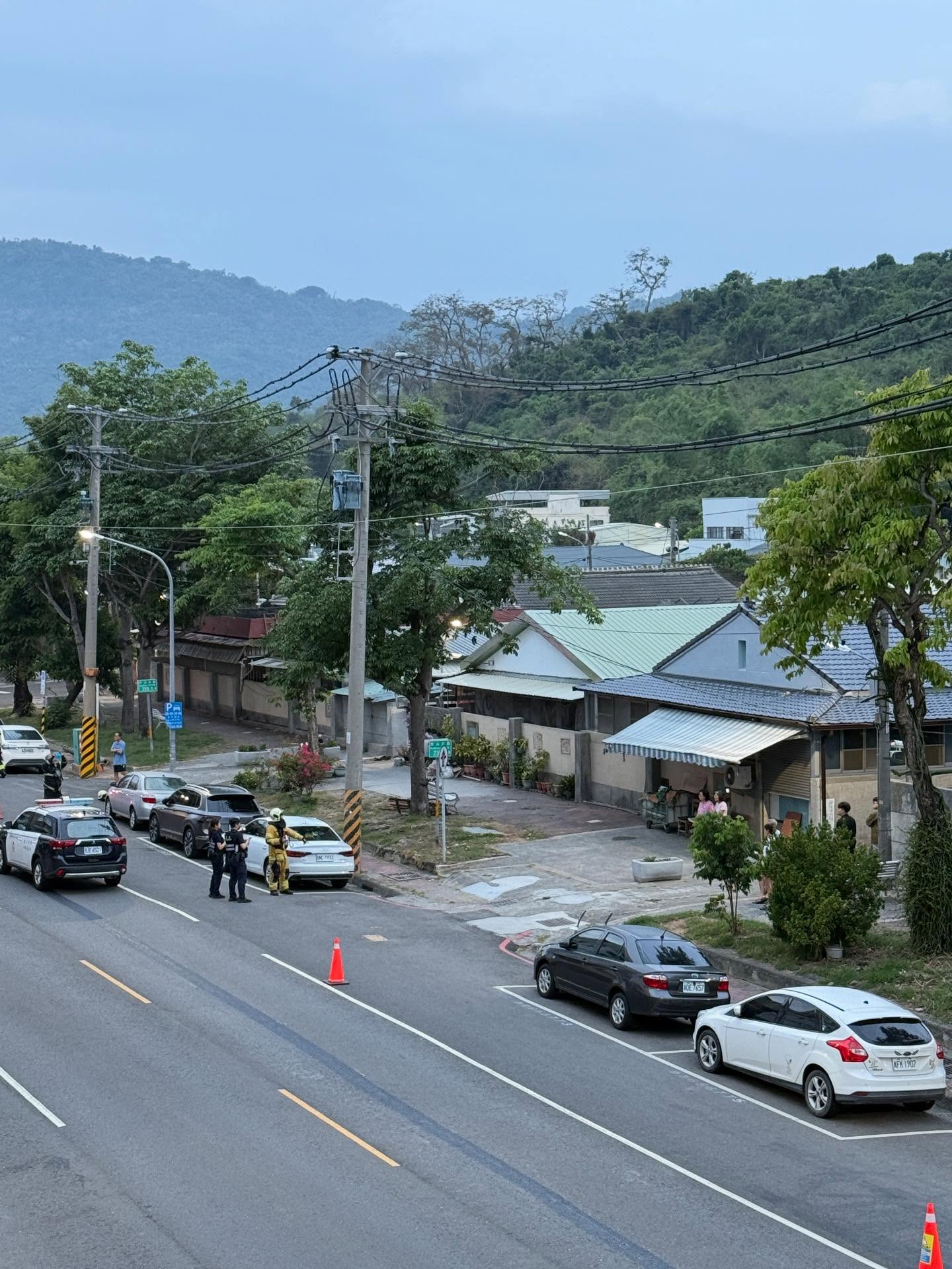 疑松鼠誤闖電網惹禍 高雄鼓山清晨電桿火花飛濺驚動居民