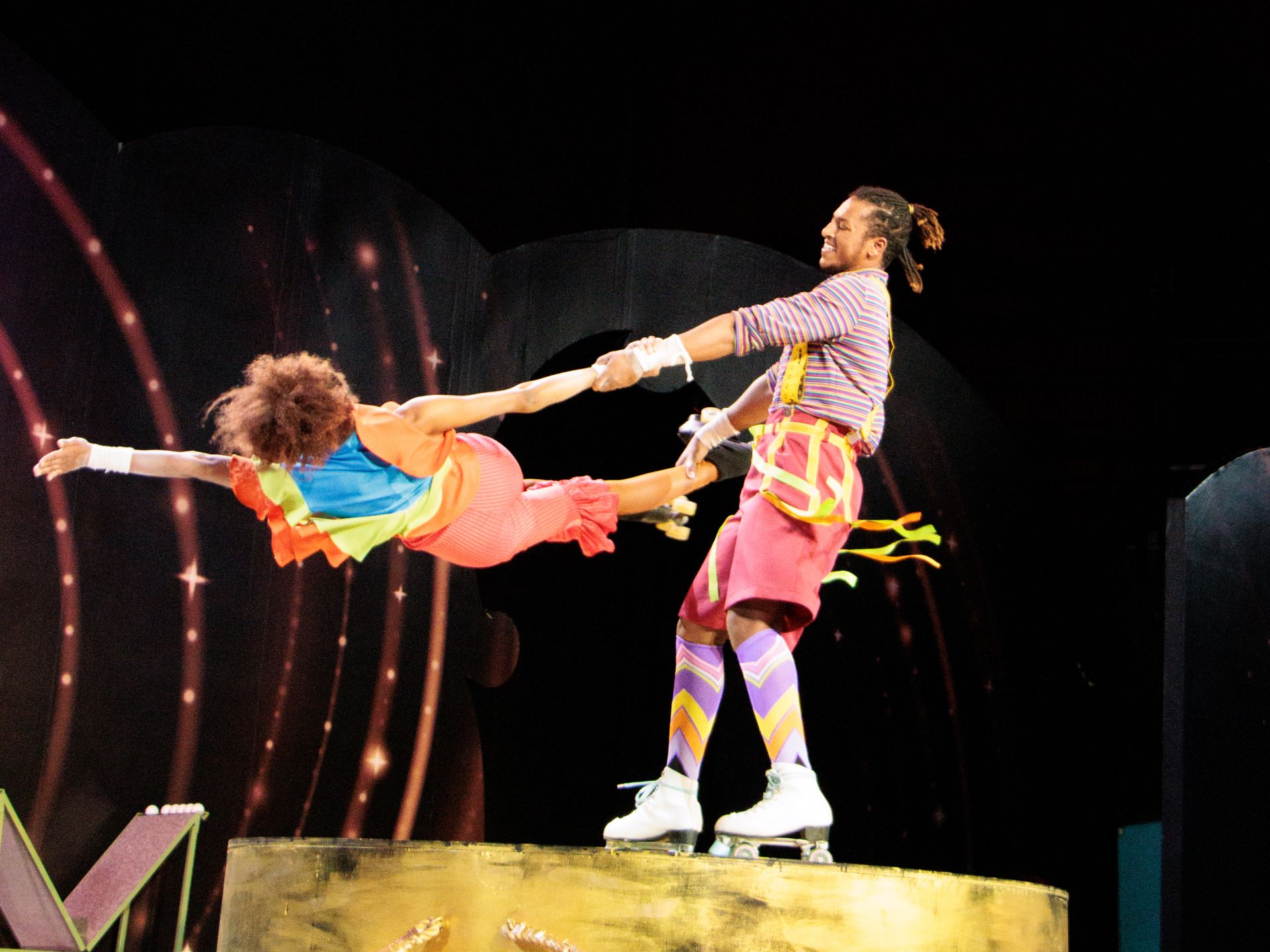 劍湖山彩虹劇場 2026 年度大秀《咖啡大師狂想曲》正式開演！集結國際頂尖特技團隊，以驚險刺激的節奏帶領觀眾進入咖啡的奇幻世界。