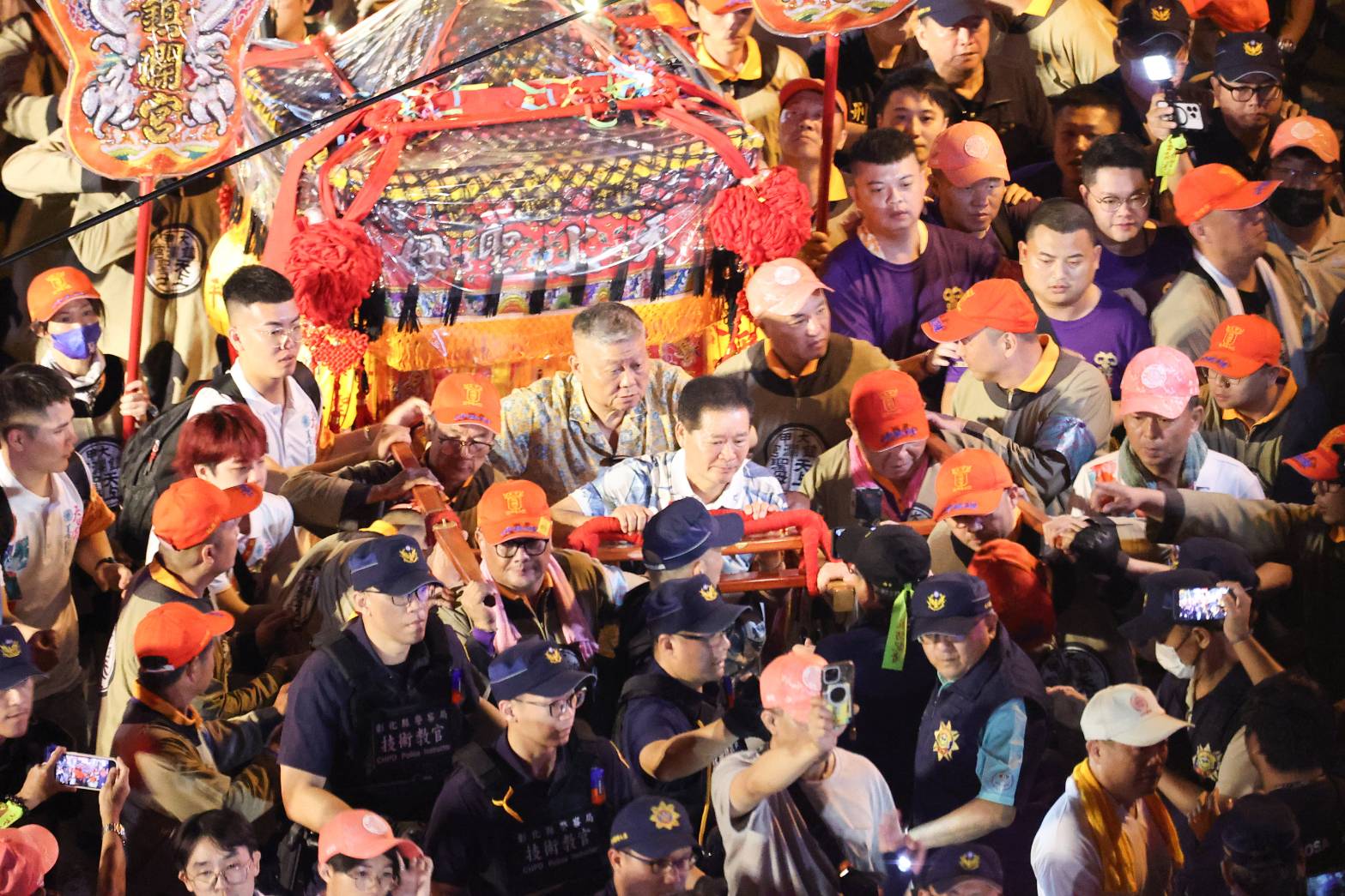 圖／大甲媽祖鑾轎通過彰化民生地下道，人潮擠滿現場，鎮瀾宮董事長顏清標（中）與副董事長鄭銘坤親自壓轎，在警方協助下緩慢前行。洪瞬南攝