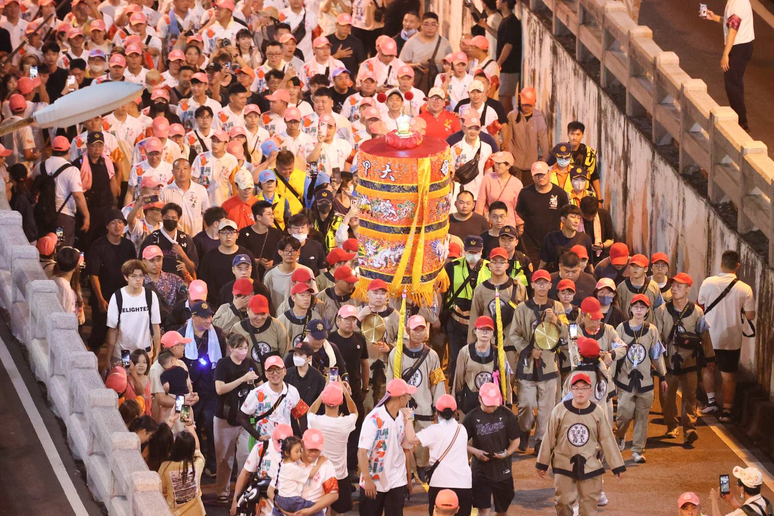 圖／大甲媽祖鑾轎通過彰化民生地下道，人潮擠滿現場，鎮瀾宮董事長顏清標（中）與副董事長鄭銘坤親自壓轎，在警方協助下緩慢前行。洪瞬南攝