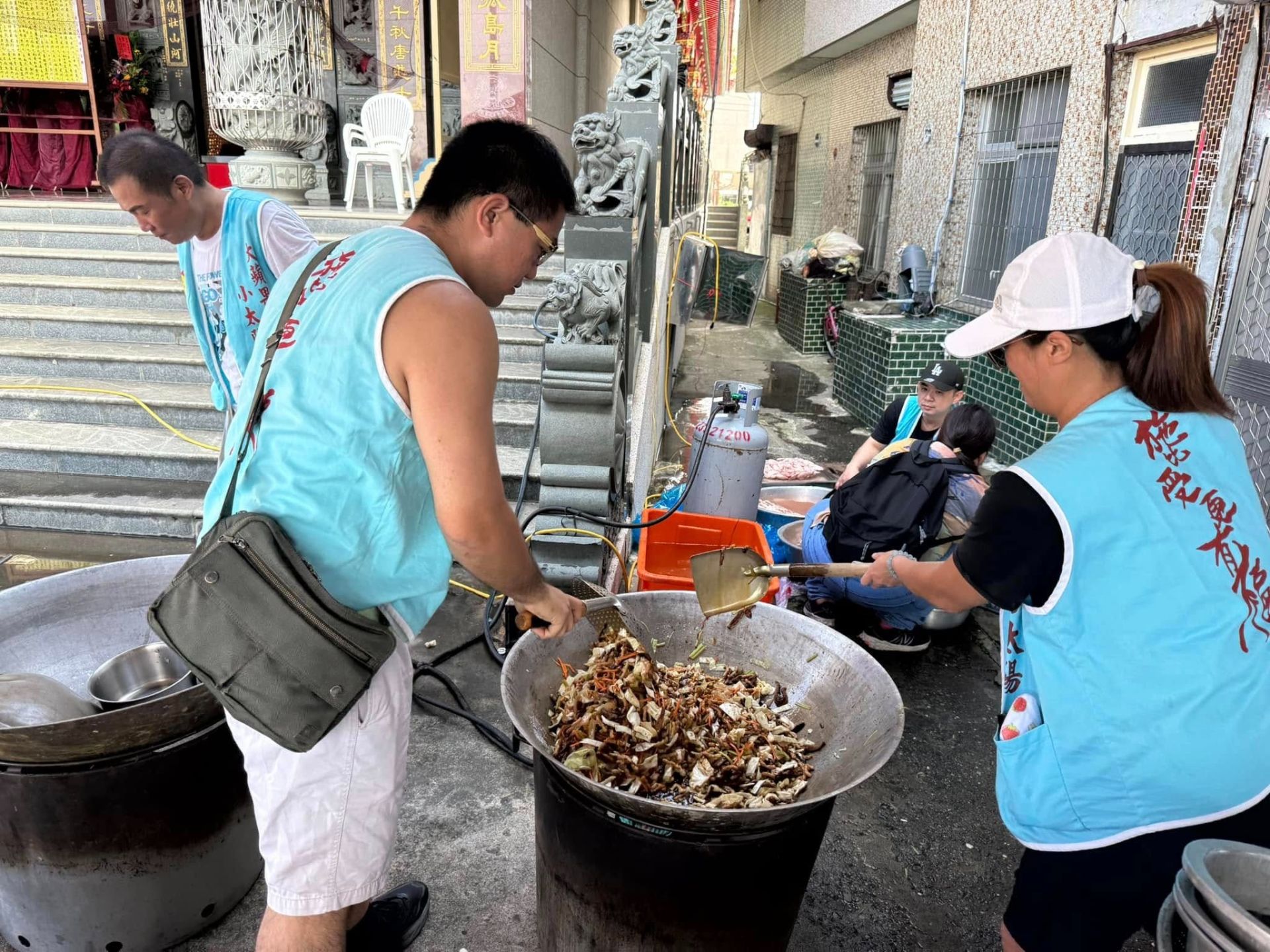 丹娜絲颱風重創南台！志工日夜搶修、義廚熱食送暖　「大蘋果小太陽」團隊暖心挺進七股災區