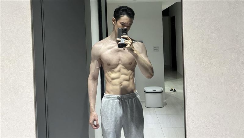 波特王秀出六塊腹肌宣戰。（圖／翻攝波特王Threads）
