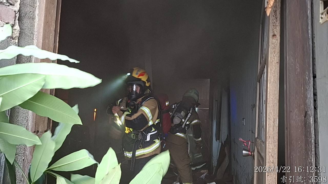 ▲台南中西區平房火警！惡火狂燒 滅火後驚見焦屍...疑偷住流浪漢（圖／記者王俊勝 翻攝）